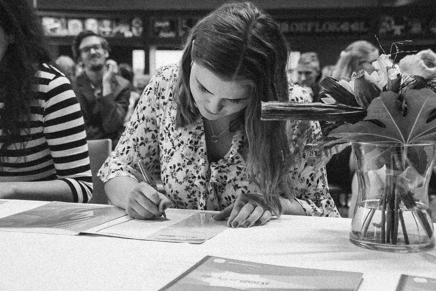Yesterday, i signed my graduation papers so now I may and can officially call myself a photographer. :-) Click on the links below to check out the work I made these past couple of months, as part of my exams. https://www.dorensyvonne.com/confectum https://www.dorensyvonne.com/my-distorted-friends Photo by Silke Otten .