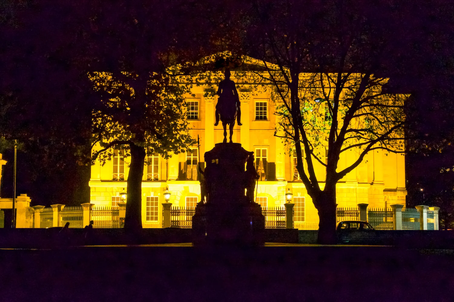 (31) Apsley House, Number One London, Duke of Wellington's Townhouse Museum and the Equestrian Statue of the Duke of Wellington, Hyde Park Corner, Piccadilly, London, England copy.jpg