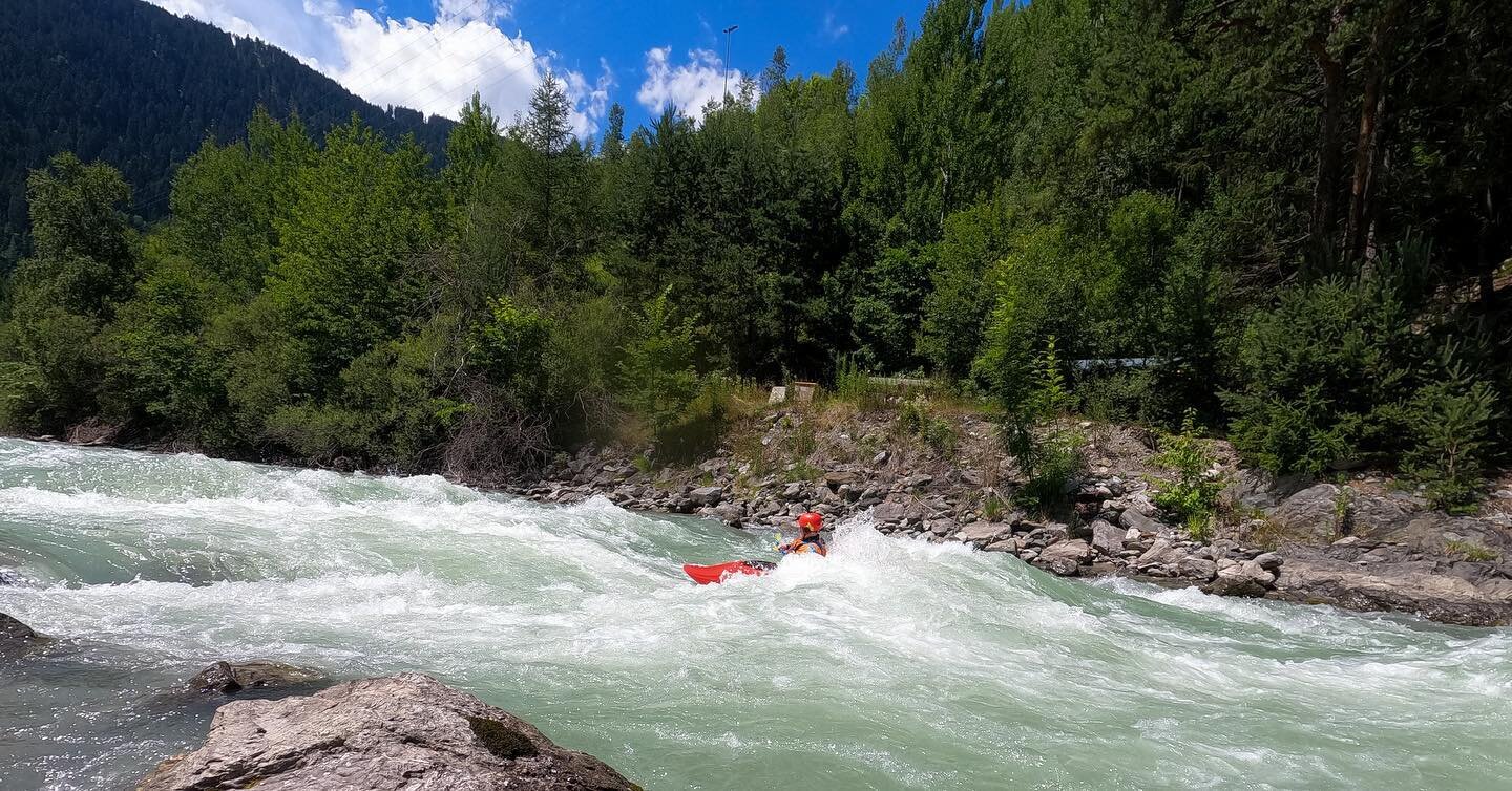 Surfing our way into the weekend here in Austria&hellip;
.
.
#kajakschule #kayakschool #kayakingcoursesaustria #riversurfing #austria #kajakschulearlberg #techniquematters