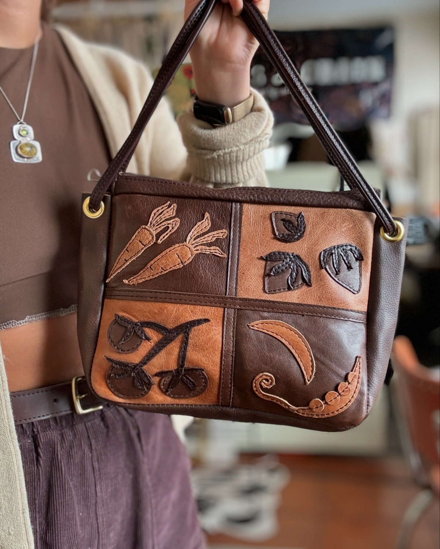 Couldn&rsquo;t make one in all black without also making one in all brown! 🥕🍓🫛🍅 
Too cute and so ready to be styled this Fall &bull; coming next Thursday to the online shop! 
&bull;
#leatherwork #leatherbags #sewingwithleather #sewingwithscraps #