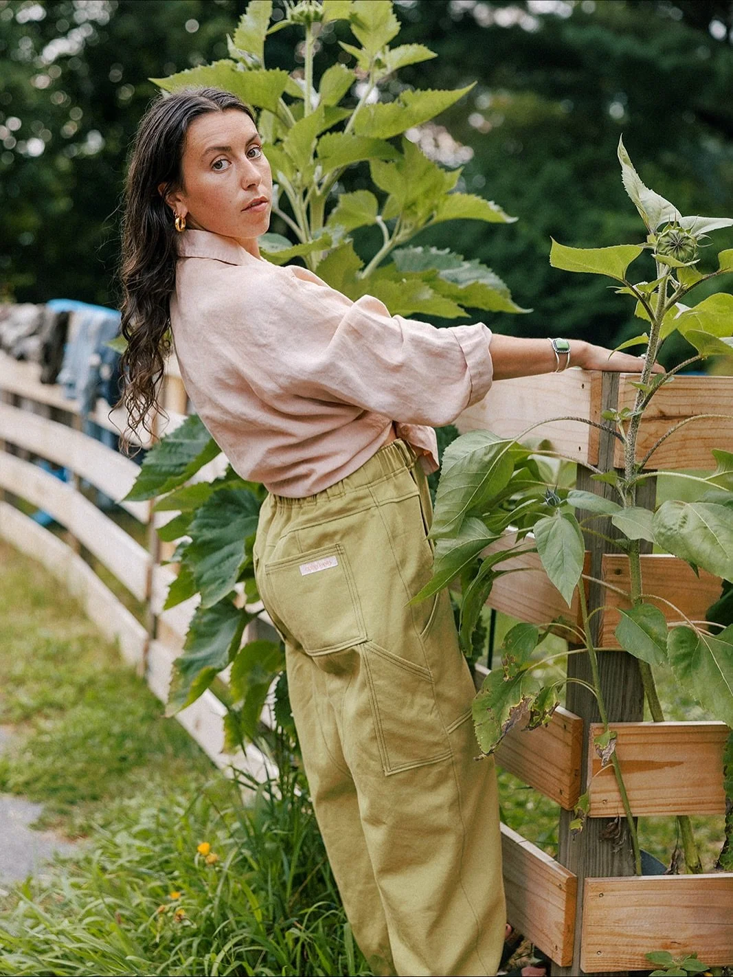 These should be in a magazine 🌻🌱
&bull;
@savannah_solomon and her ten foot tall sunflowers
&bull;
I dreamt of moments and photos like this when I was designing the curry pants. Thank you @lunamunn for bringing it to life 
&bull;
Sav is 5,1&rdquo; w