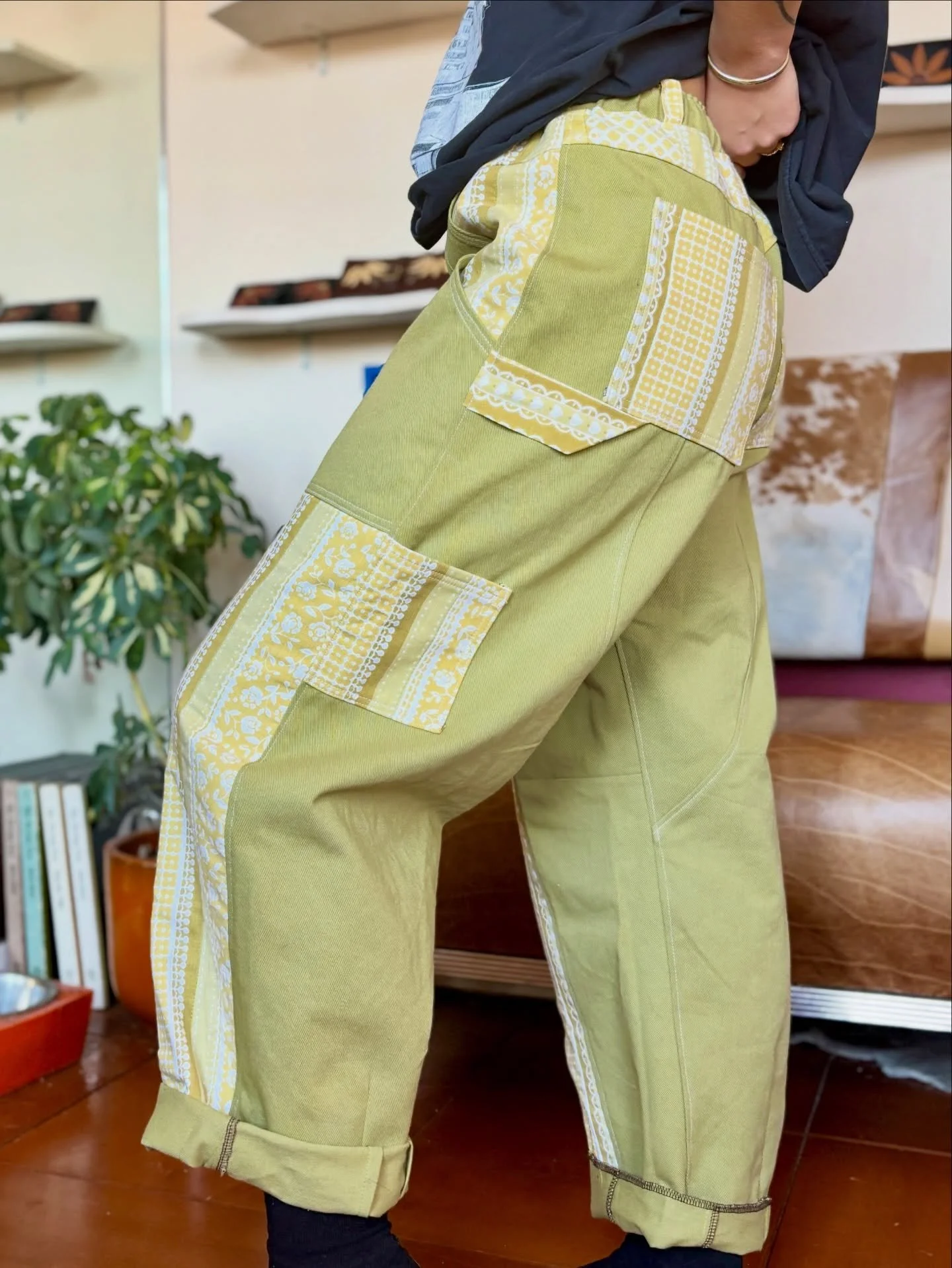 These needed their own spot on the grid 🌱
&bull;
Wasabi green Bull Denim with Vintage Cotton in the cutest retro print 
&bull;
It&rsquo;s taken me a bit longer to start on the first new collection of the year, thanks to that crazyyy flu that&rsquo;s