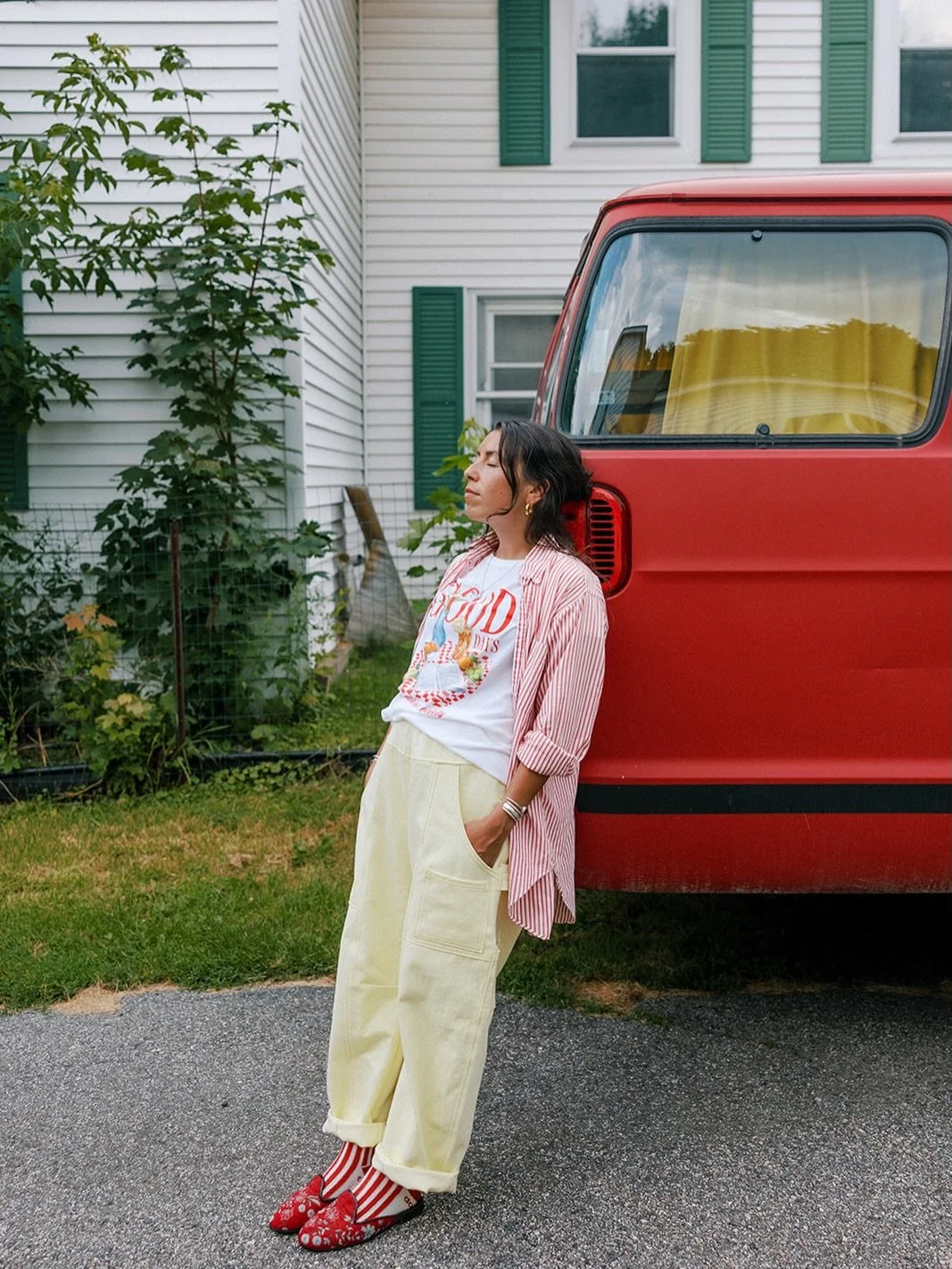 Cheers to more Art and Funky Pants in 2026🥂💋✨
&bull;
A favorite butter yellow from the summer collection on @savannah_solomon 
Stunning photography by @lunamunn 
Can&rsquo;t wait to play with you two again 🥂
&bull;
#funkypants #slowfashionbrand
