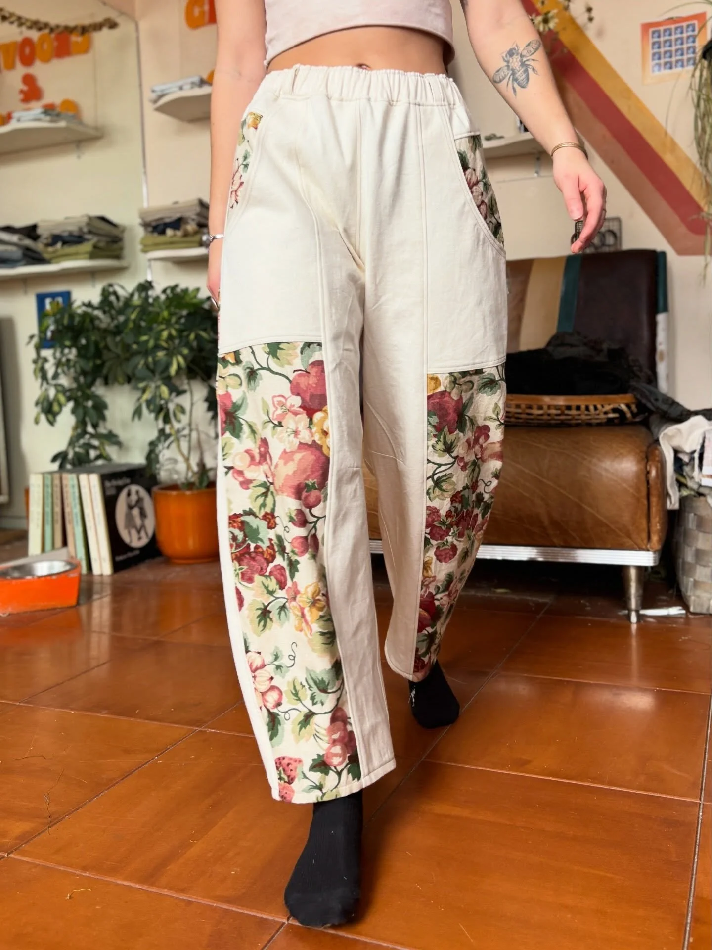 &lsquo;ABUNDANCE&rsquo; 🍐🫐🍓🍇🍎
As the weather starts to warm and the anticipation for Spring builds, these feel like the perfect Pants to celebrate all the gifts headed our way 
&bull;
These are an absolute Summer Staple. The natural Bull Denim a