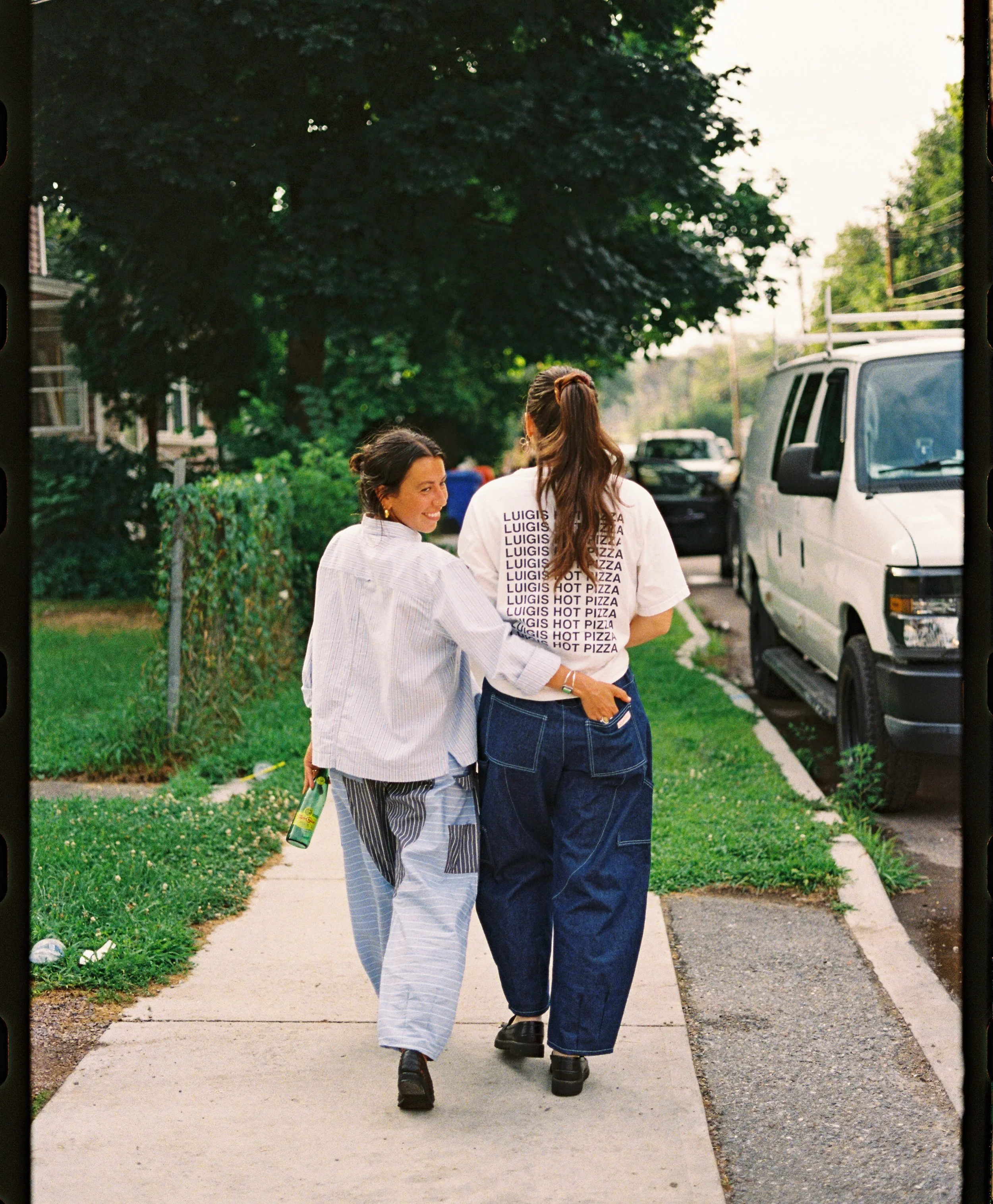 Walking into the weekend 🙌🏻 
&bull; 
Nothing better than grabbing your best girls (or your best girl&rsquo;s butt) and having yourself a little summer adventure 
&bull;
Curry pants for life 🙌🏻
Captured by the oh so talented @lunamunn