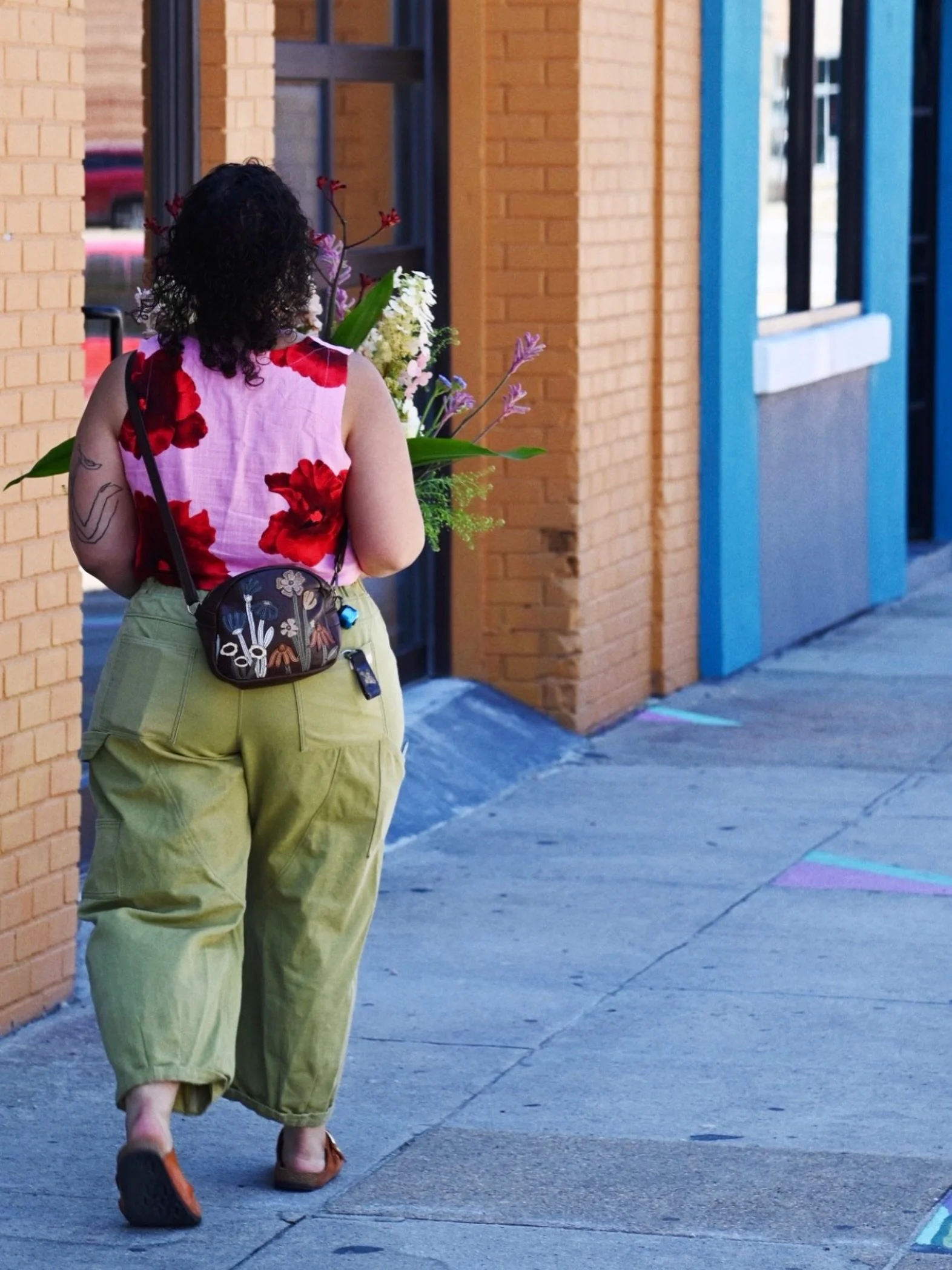 Incredibly cool people do incredibly cool things while wearing my pants and that makes me feel gooooood
&bull; and paired with an OG wildflower sling 🥹 come onnnn 
&bull;
@eloisa_air I&rsquo;m obsessed with you and this outfit 
&bull;
I&rsquo;m only