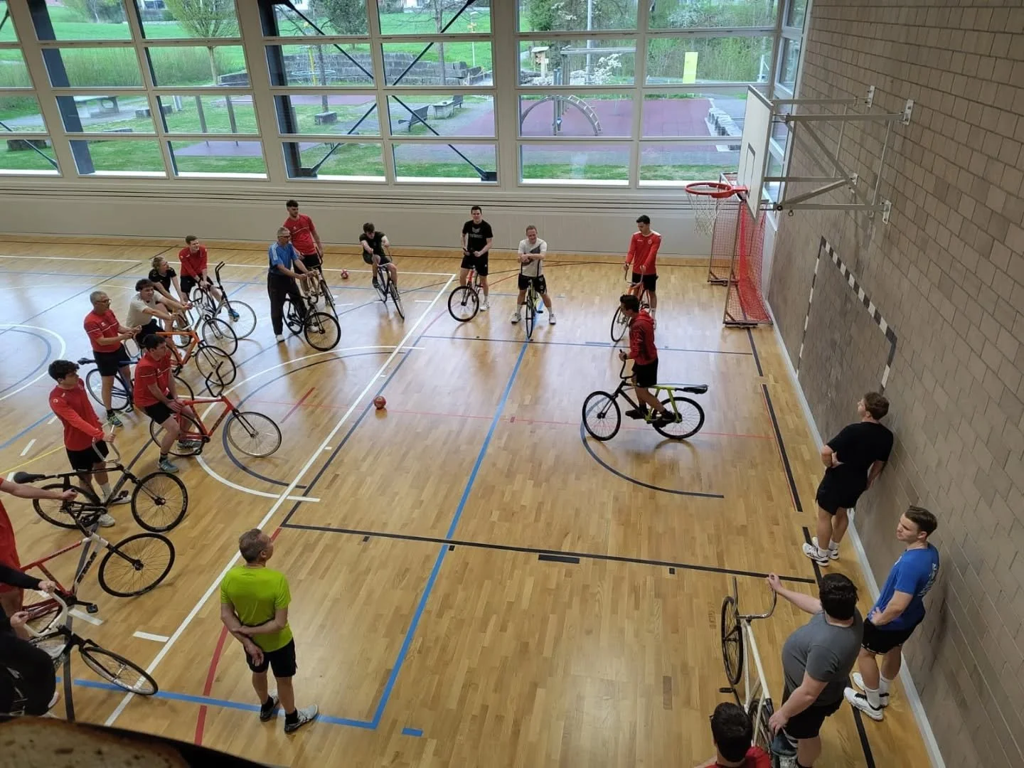 Gestern durften wir mit unseren Trainer*innen und Helfer*innen der Saison 2025/26 einen sportlich und kulinarisch gelungenen Abend verbringen. Beim Radball wurden neue Talente entdeckt und fleissig an den Skills ge&uuml;bt. Herzlichen Dank an den @ra