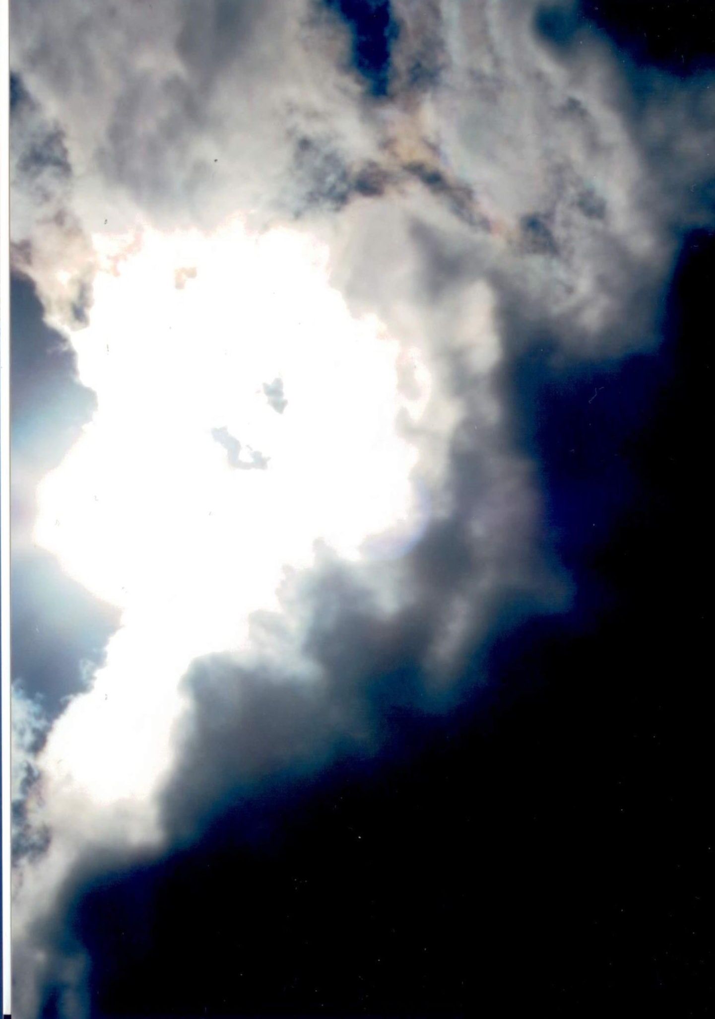 La foto del cristianesimo è molto limpida ma però sono molti pericolo con DIO UNIVERSALE chi pratica l’occulto con magia nere non vi pensate che non vi conoscono perché DIO UNIVERSALE vi prende uno alla volta su cielo e terra.