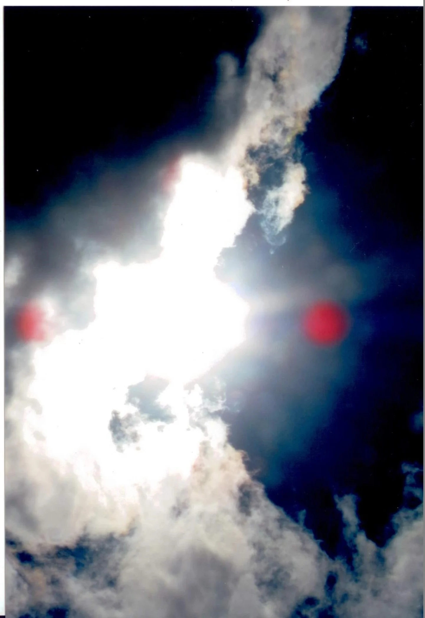 Qui in questa foto ci sono spiriti che lavorano per il demonio bloccano aereo o il pilota per fare precipitare e possedersi le anime. DIO UNIVERSALE e venuto sulla terra per salvare il suo popolo ma senza delle preghiere non si può andare avanti. La guerra spirituale continua fino che si ferma il demonio Castiglio.