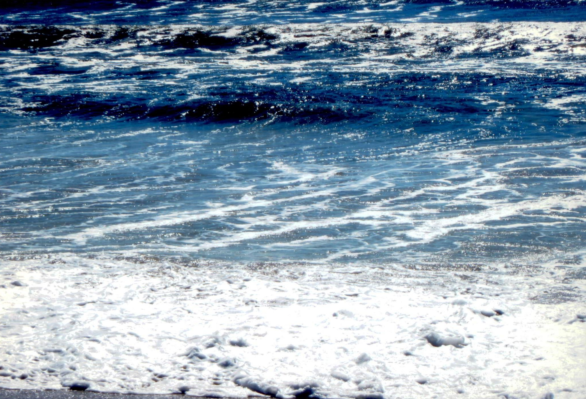 In questa foto ci sono malefici spiriti che fanno gioco con le onde del acque che formano un tunello profondo che è molto pericoloso di nuotare su questi locali. DIO UNIVERSALE vuole togliere questi spiriti pericolante per avere il mare calmo e il popolo si può divertire.
