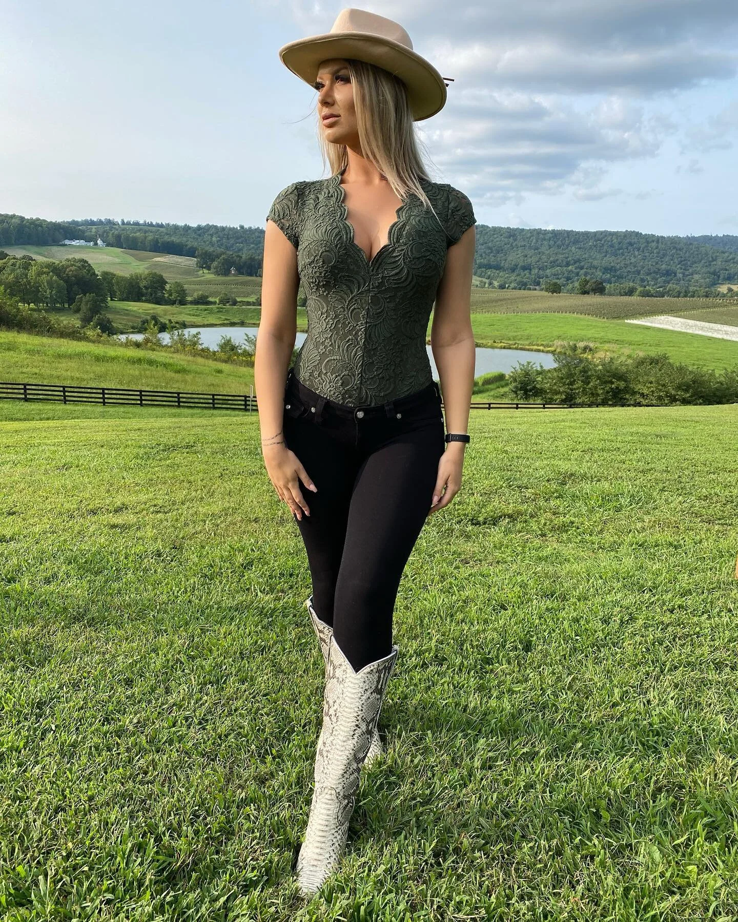 As @shaniatwain said, you&rsquo;re a fine piece of real estate &amp; I&rsquo;m gonna get me some land 😏
.
.
👢 @yeehawcowboy 
.
✅ Code: ANDRK10 
.
📍 @trumpwinery 
.
#charlottesville #winecountry #trumpwinery #cowboyboots #countryliving #cville #vir