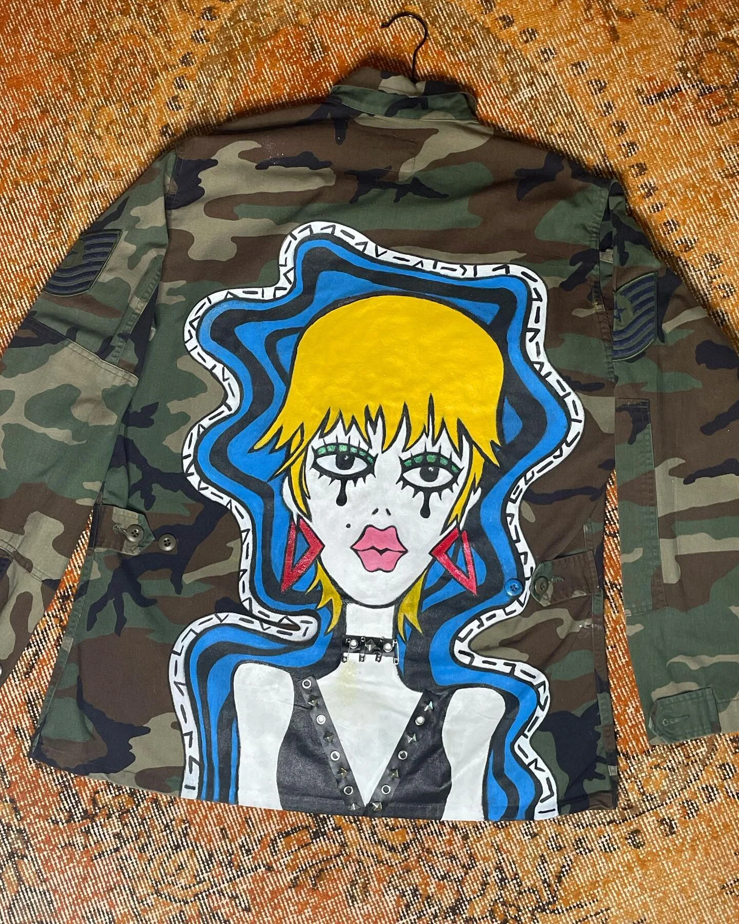 Emo punk 💕🖤 $75 DM swipe for front of jacket Half proceeds on clothing will be going to @advocatesforyouth #wearableart #handpaintedclothing #oneofakindpieces #oneofakindart #oneofakindclothing #emostyle #punkrock #newwave #gothgirl #retroclothing 