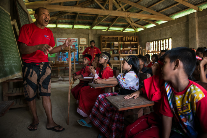 Romulo Caballero, a Panay Bukidnon elder, teaching youth at the School of Living Tradition / Photo: Jacob Maentz