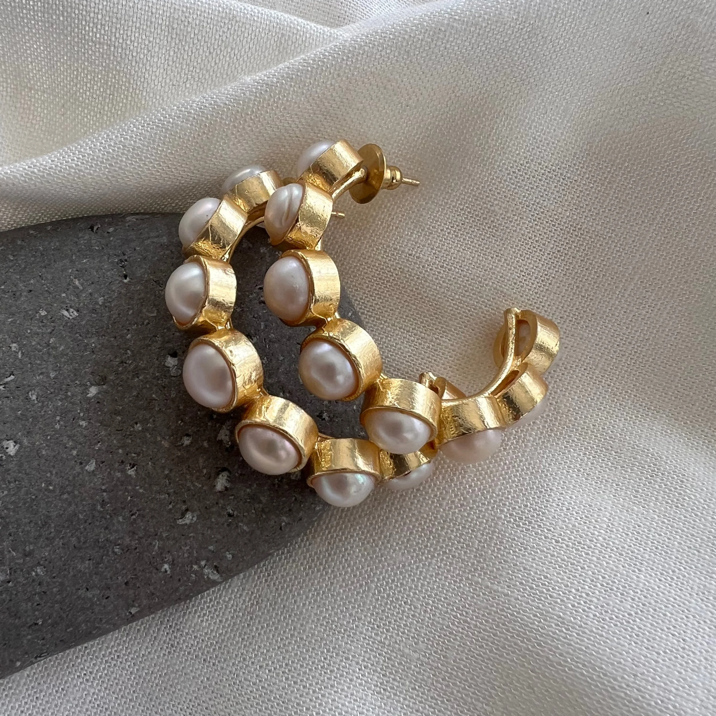 Bahaari_hoops Freshwater pearl.jpeg