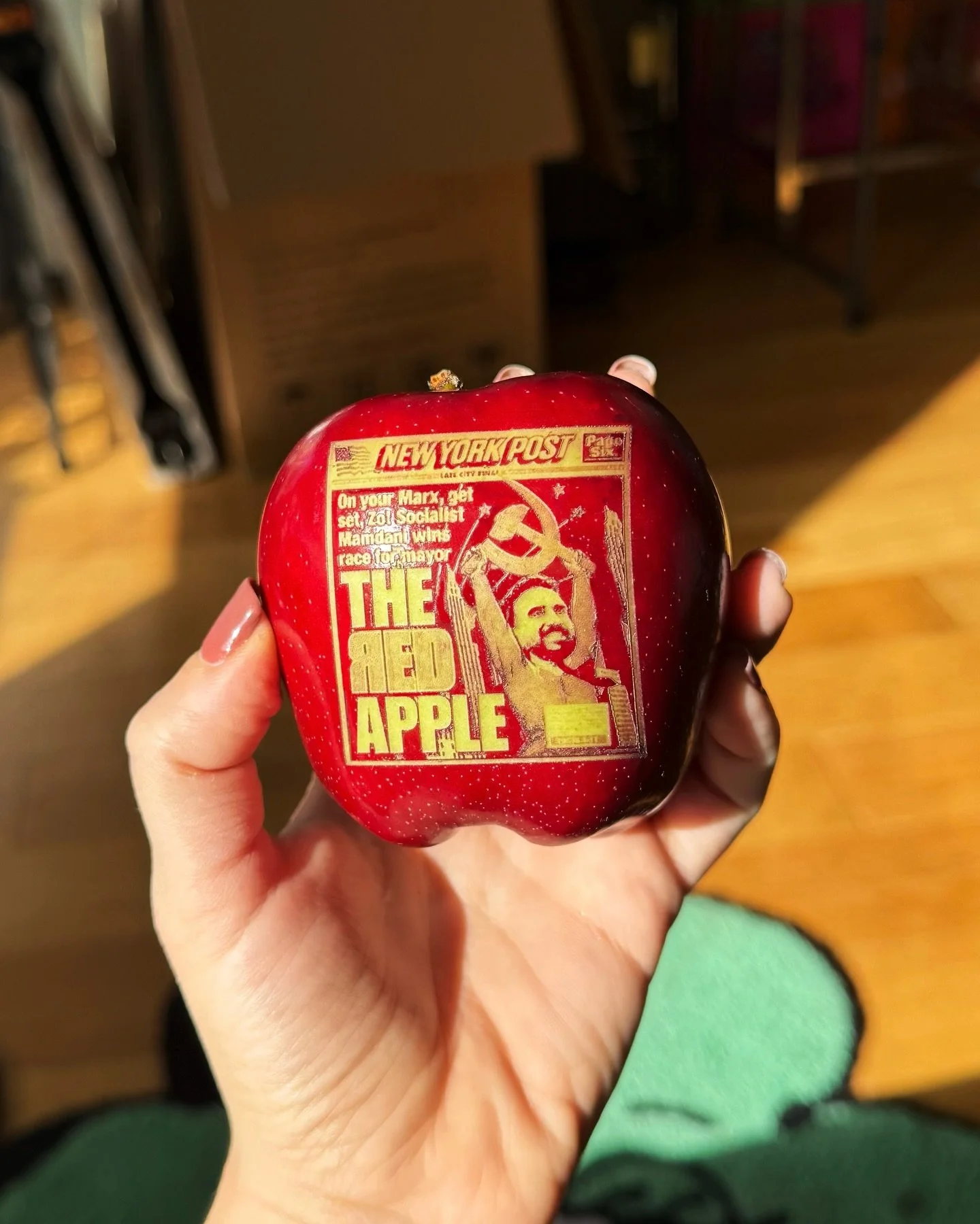 THE RED APPLE