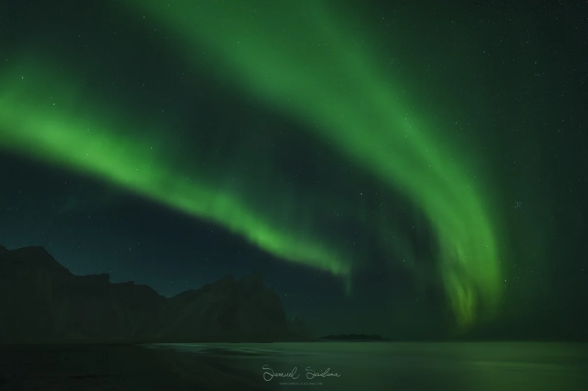An insane KP6 display of Aurora at Stokksness in Iceland.