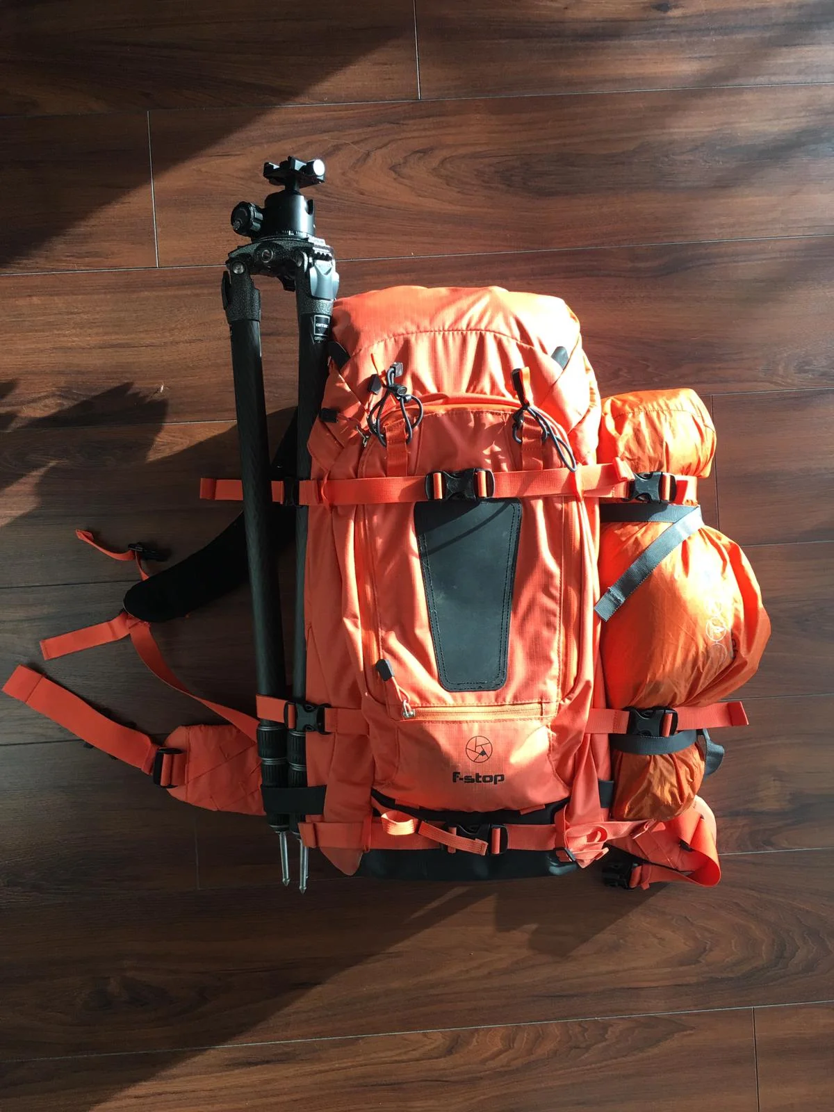Ready to head out! In the front pocket of the bag I can keep a 2 liter bottle of water, rain cover and food.