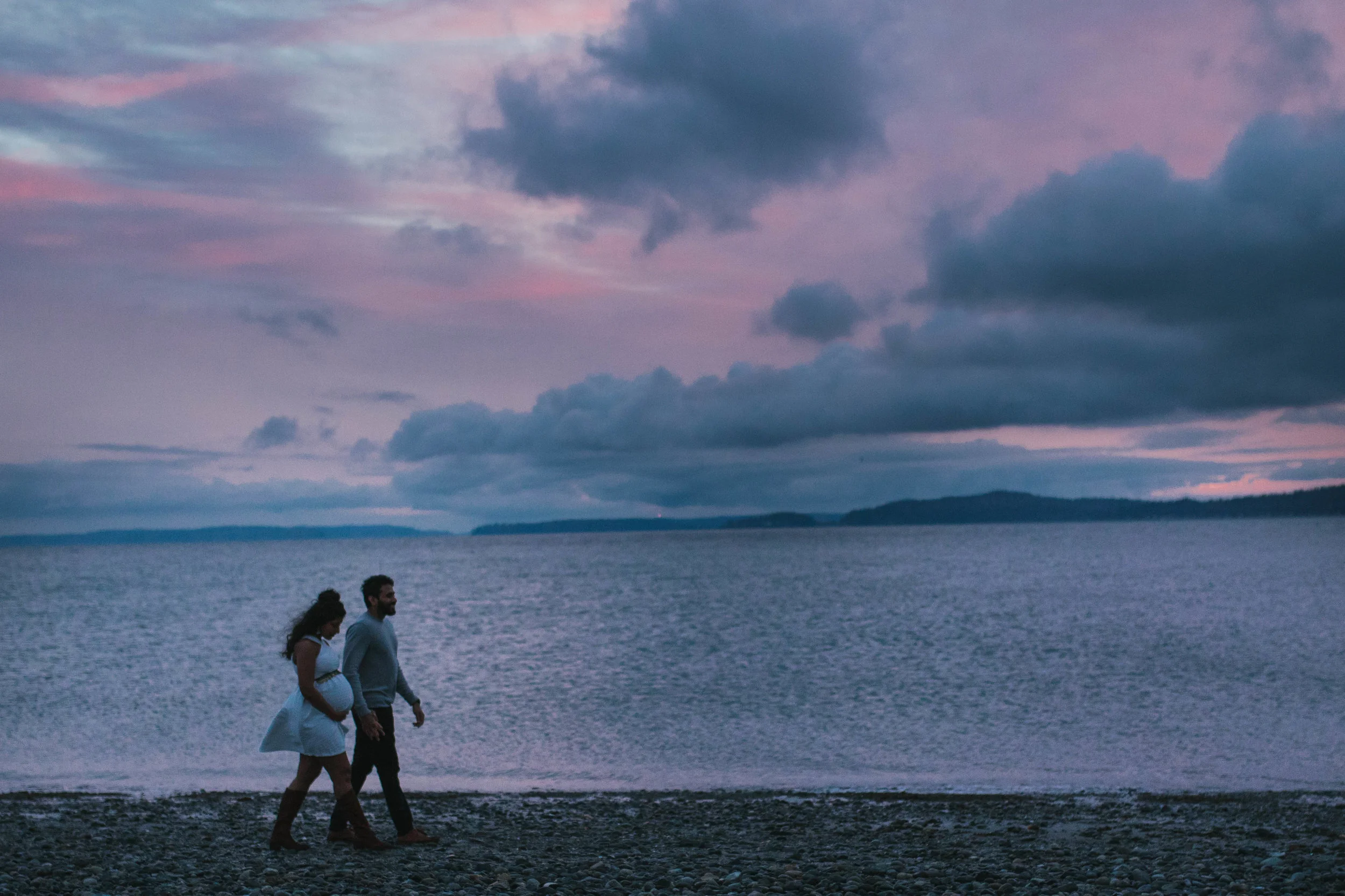 A moody natural light maternity session at Discovery Park in Seattle by Chelsea Macor Photography-34.jpg
