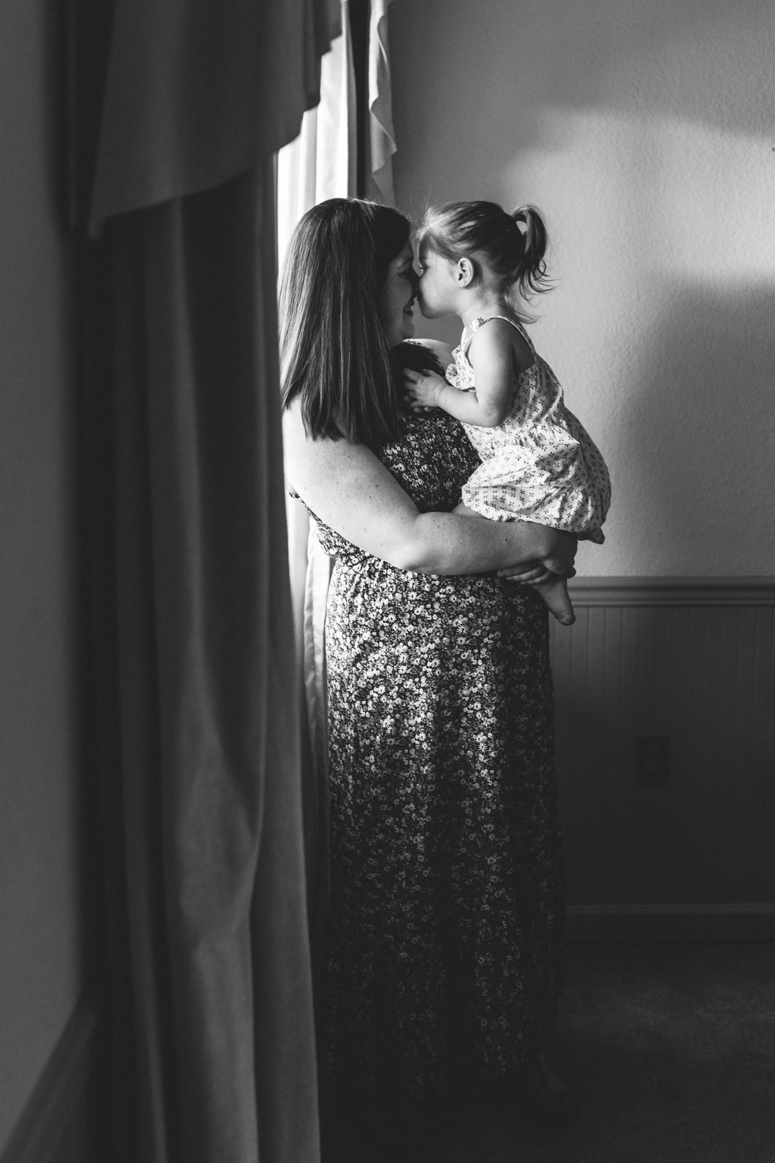 In-home maternity session with sweet family in Seattle with Chelsea Macor Photography #seattlematernityphotographer #seattlenewbornphotographer