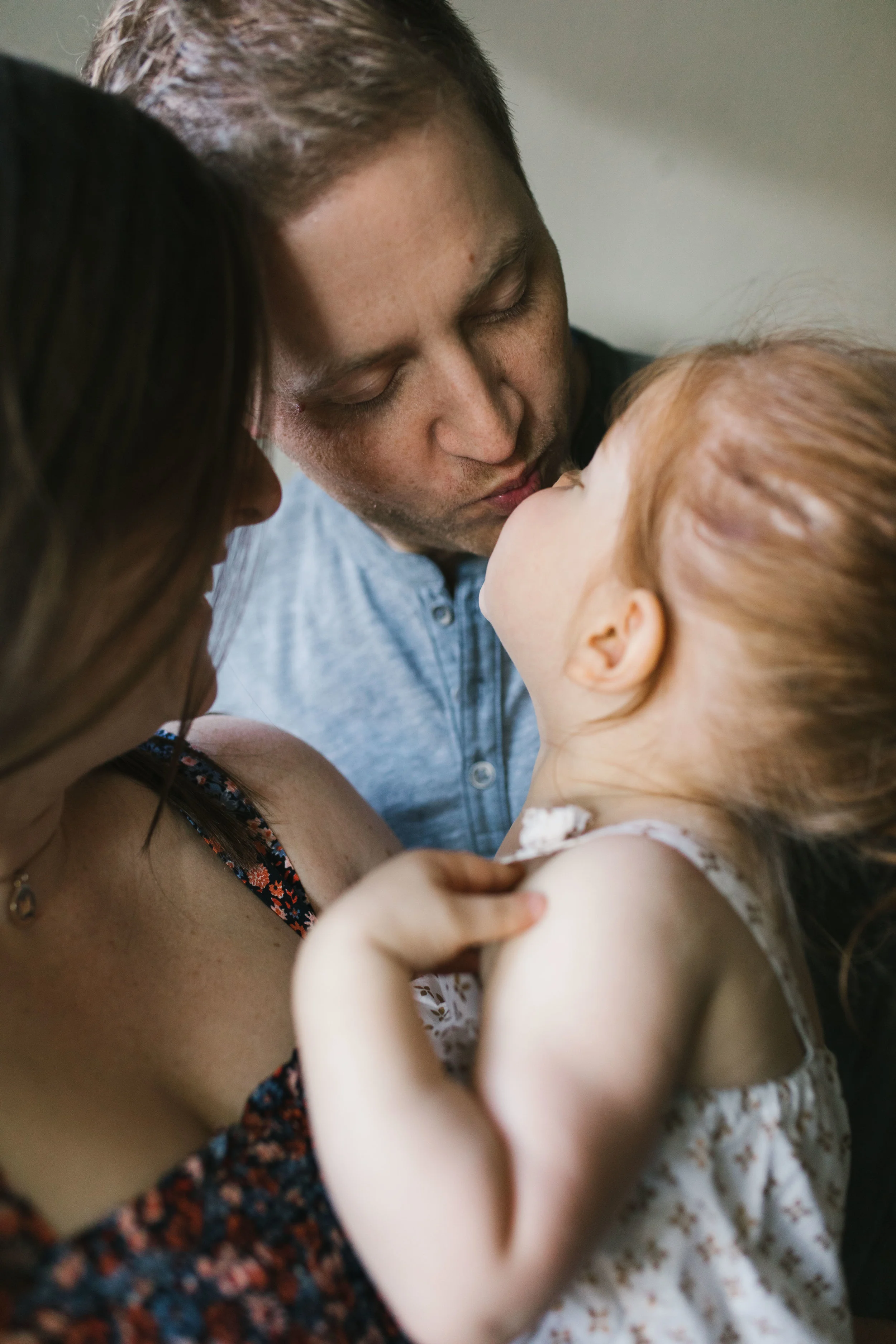 In-home maternity session with sweet family in Seattle with Chelsea Macor Photography #seattlematernityphotographer #seattlenewbornphotographer