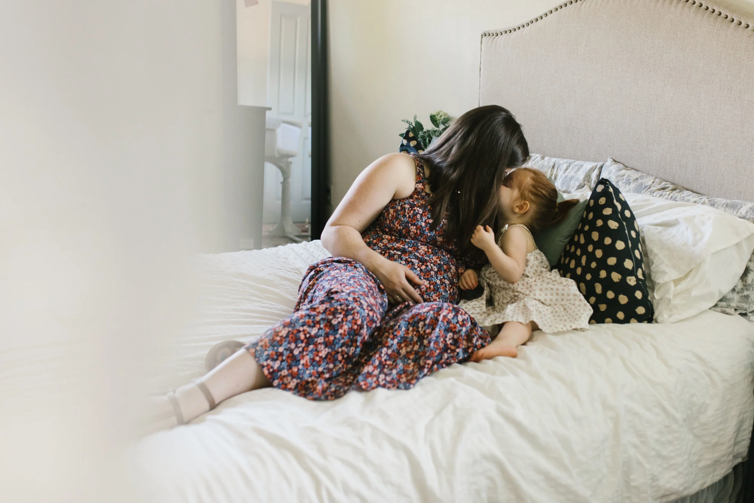 In-home maternity session with sweet family in Seattle with Chelsea Macor Photography #seattlematernityphotographer #seattlenewbornphotographer