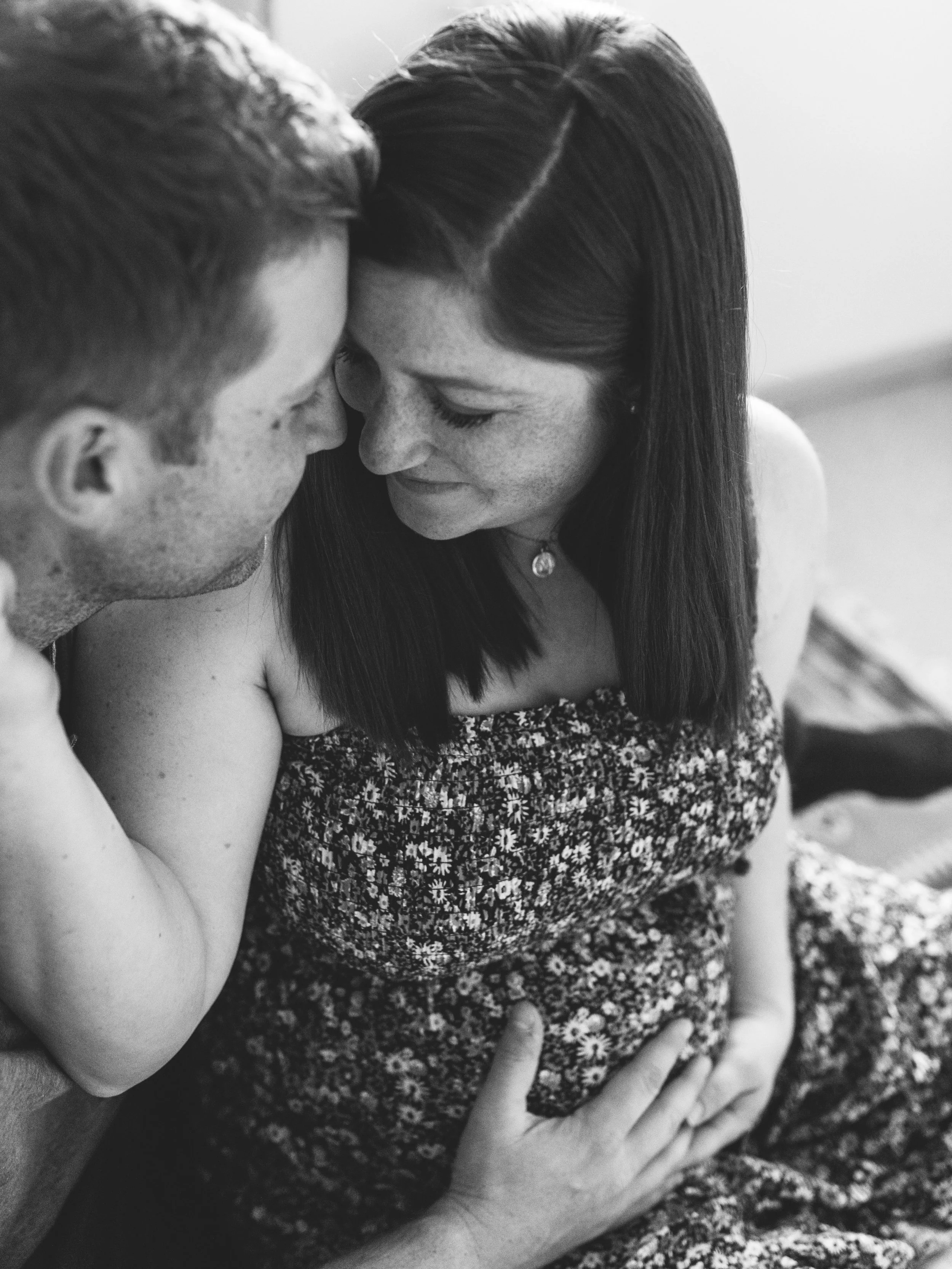 In-home maternity session with sweet family in Seattle with Chelsea Macor Photography #seattlematernityphotographer #seattlenewbornphotographer