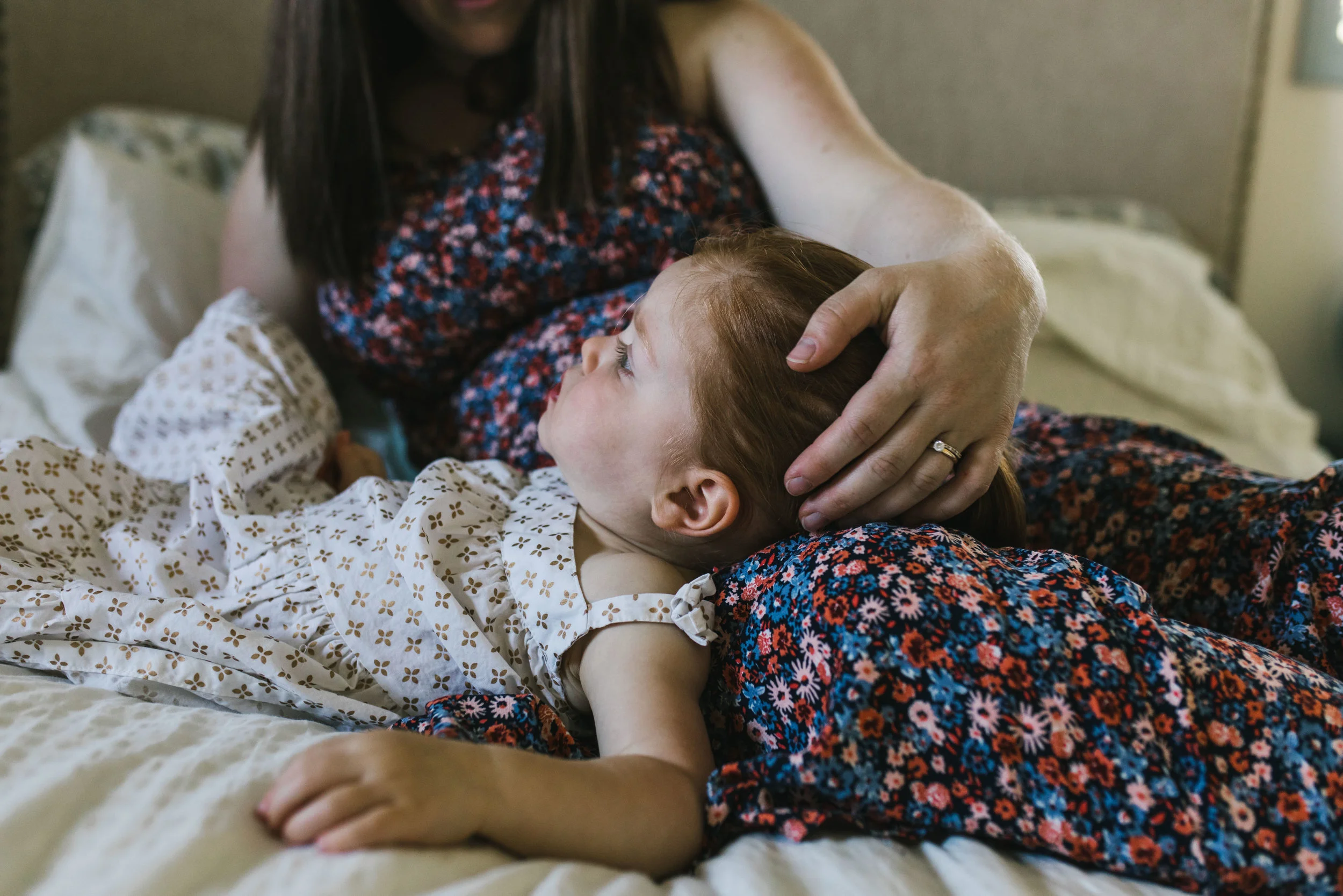 In-home maternity session with sweet family in Seattle with Chelsea Macor Photography #seattlematernityphotographer #seattlenewbornphotographer
