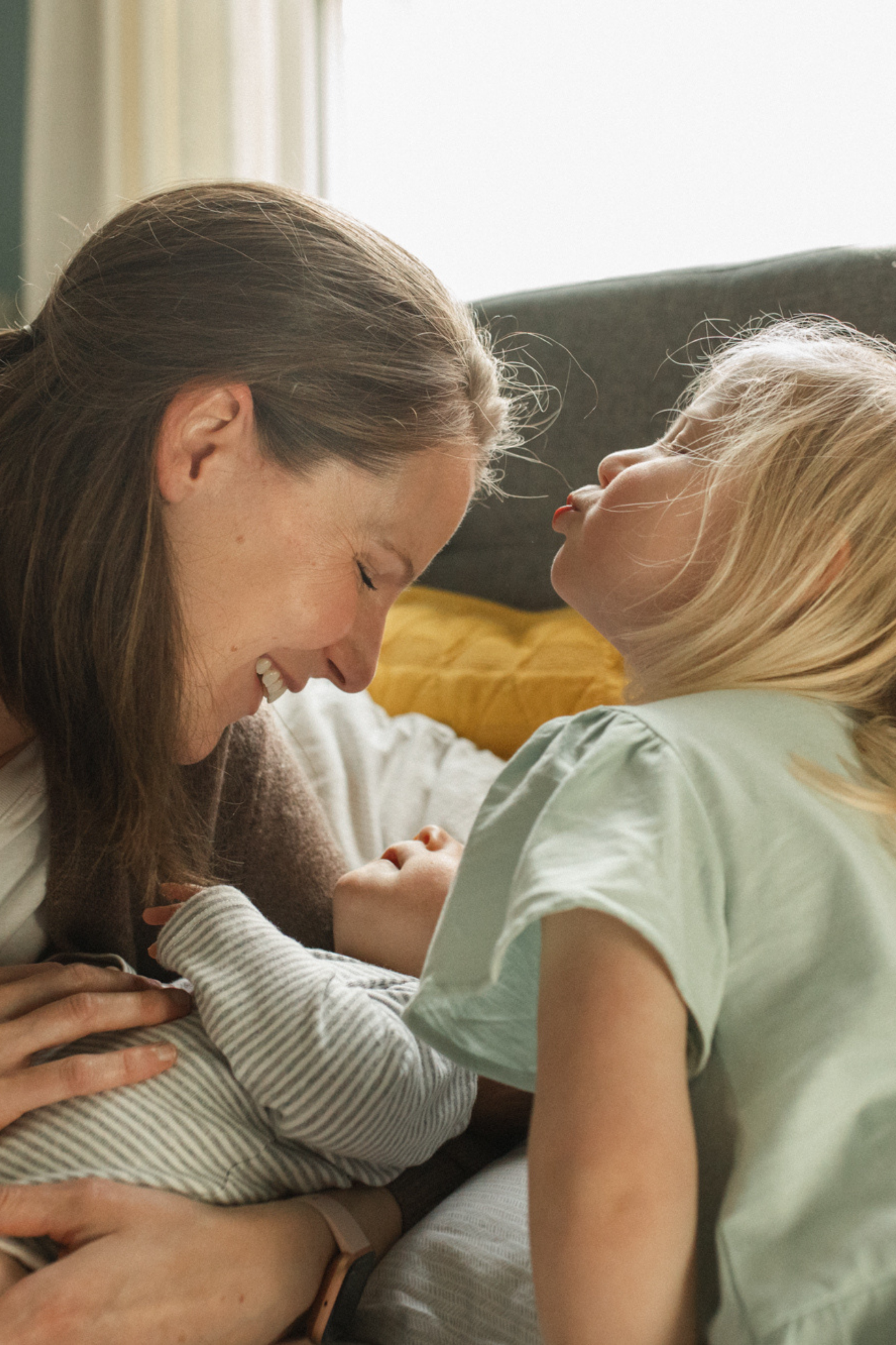 Photographs of a mother, her newborn, and her older children at home in Seattle