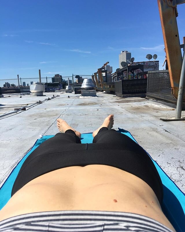 ⁣⁣⁣
🏙 | partial escape from quarantine |⁣⁣ 🏙⁣
⁣⁣⁣
zoom in w @align.with.dr.corinne⁣⁣⁣
⁣#rooftopyoga #hotweathershere #finally