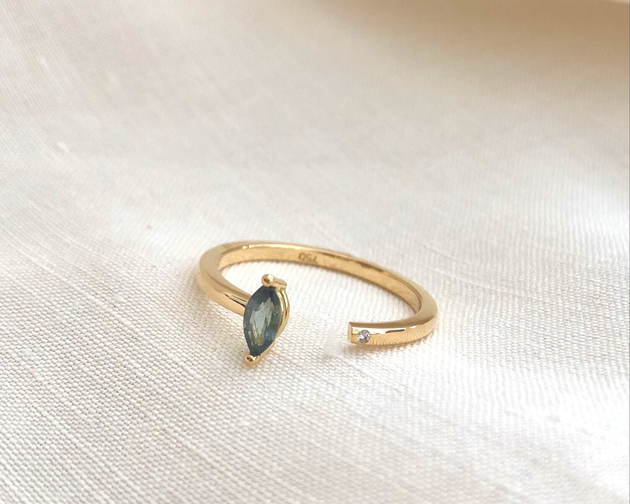  Sapphire and Diamond open ring in 18K yellow gold 