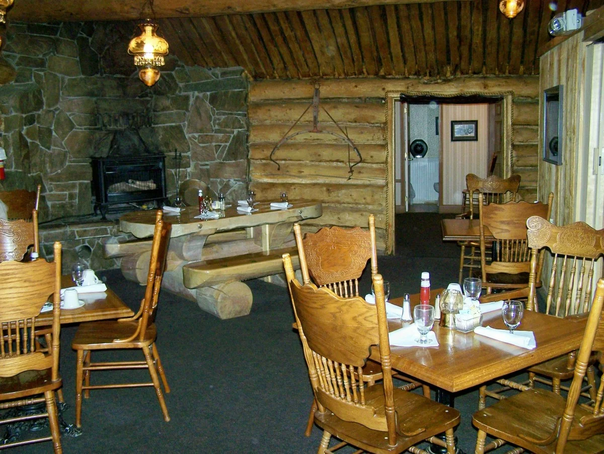 restaurant picnic table aug 07.jpg