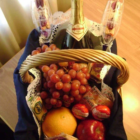 Romnatic Getaway welcome basket.jpg