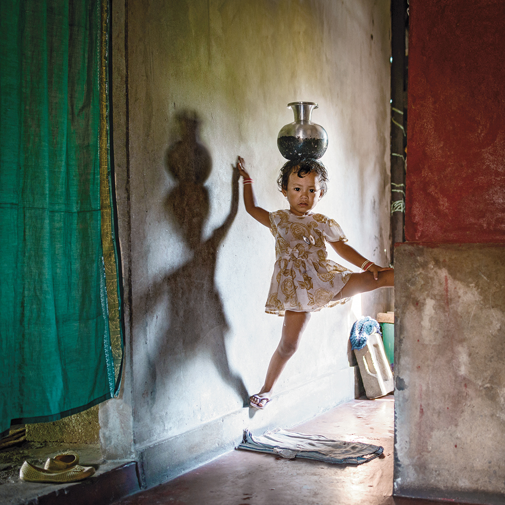  Karolin Klüppel,  Yasmin balancing a water pot,  2014 