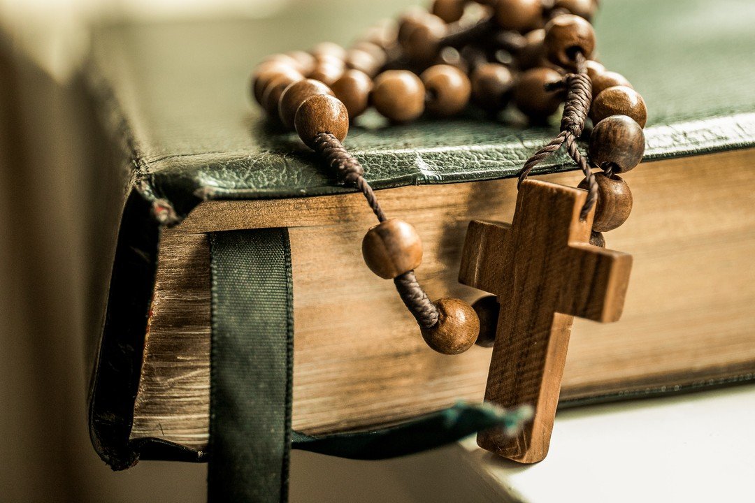 Happy Monday! Did you know that Pope Francis encouraged Catholics to &ldquo;rediscover&rdquo; the power of #rosary during May, the month of Mary? Here are FIVE reasons you should pray the rosary: http://ow.ly/SmFi50zuDRj #KofC #KofCOLG #Doylestown #B