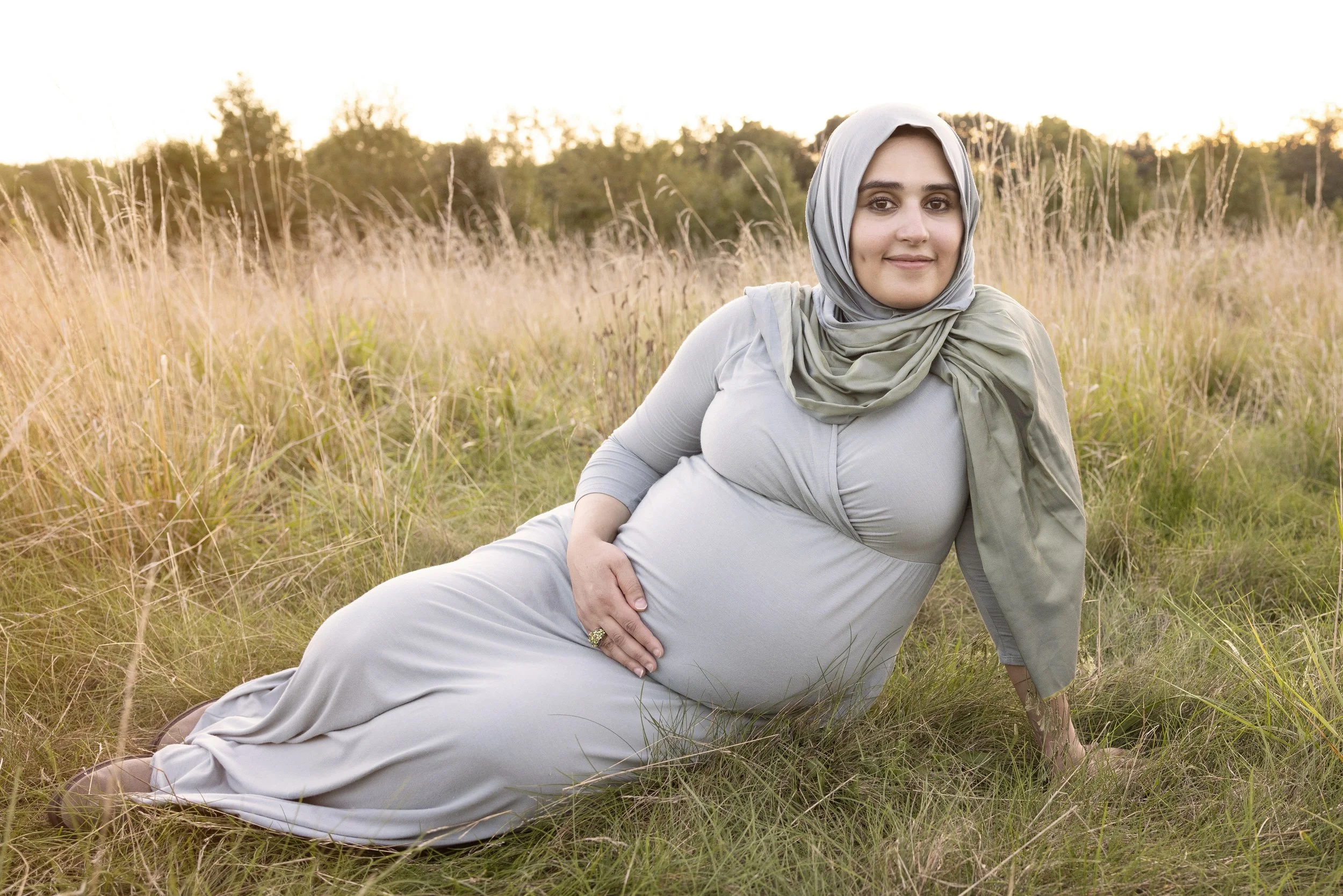 maternity photography in a field.jpg