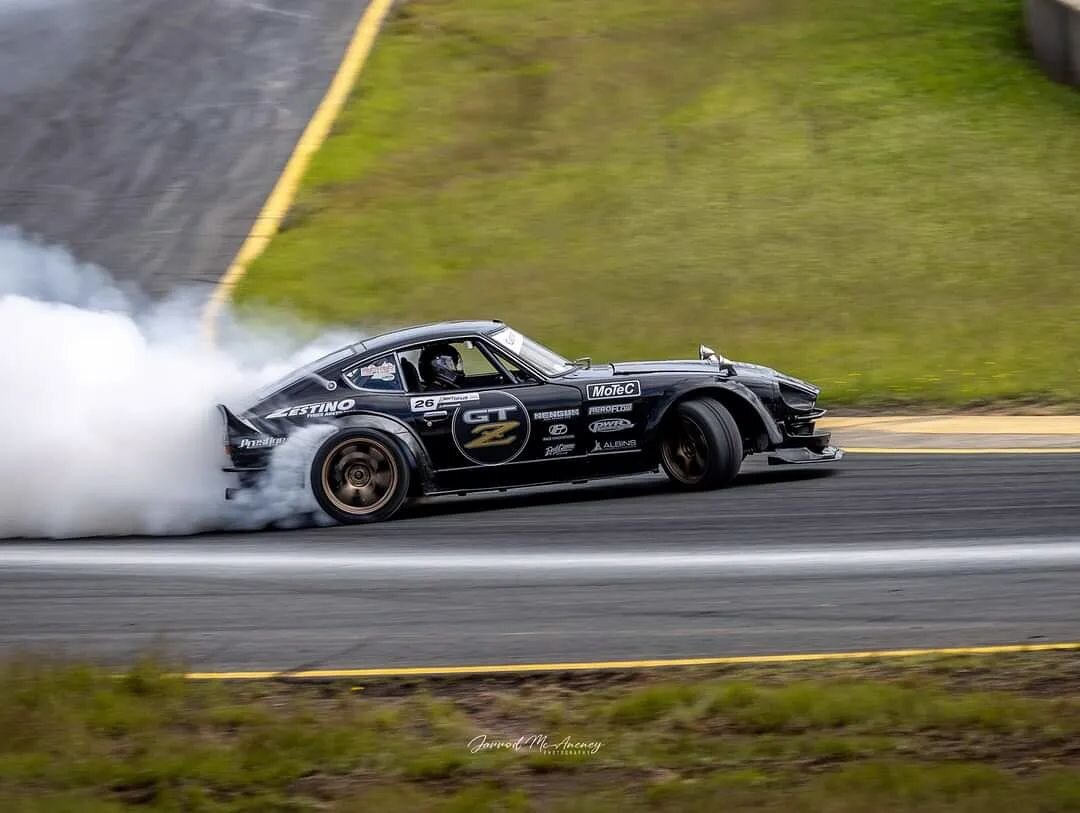 Lock Stops &amp; Two Smoking Tyres
🚗 @dimmack_driven
📸 @jarrodmcaneneyphotography
🏁 @worldtimeattackchallenge
-------
#240z #s30 #fairladyz #gtr #skyline #vr38dett #datsun #70s #musclecars #jdm #racing #motorsport #carculture #nissan #nismo #drift