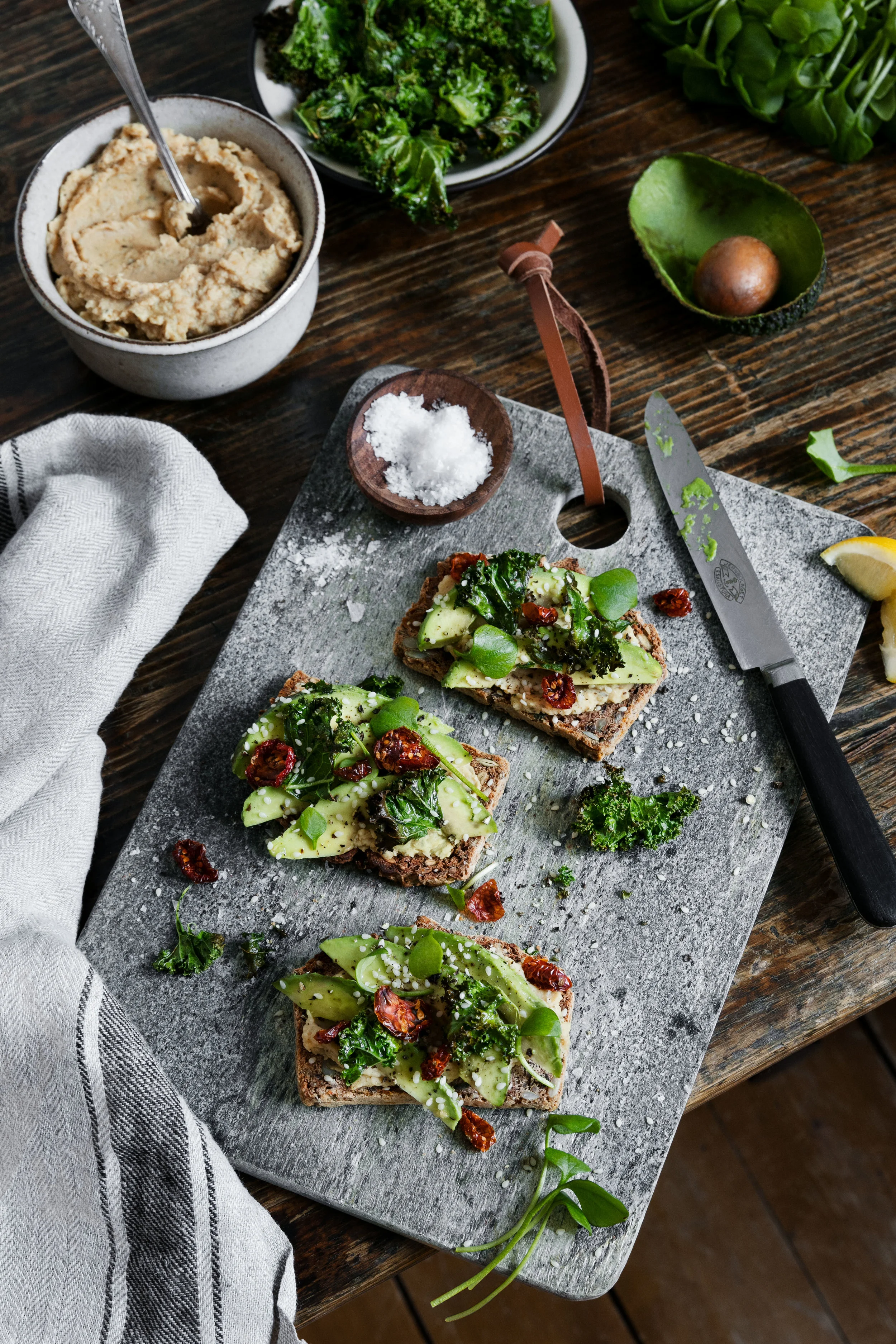 Oat and carrot bread with hummus, avocado and kale chips