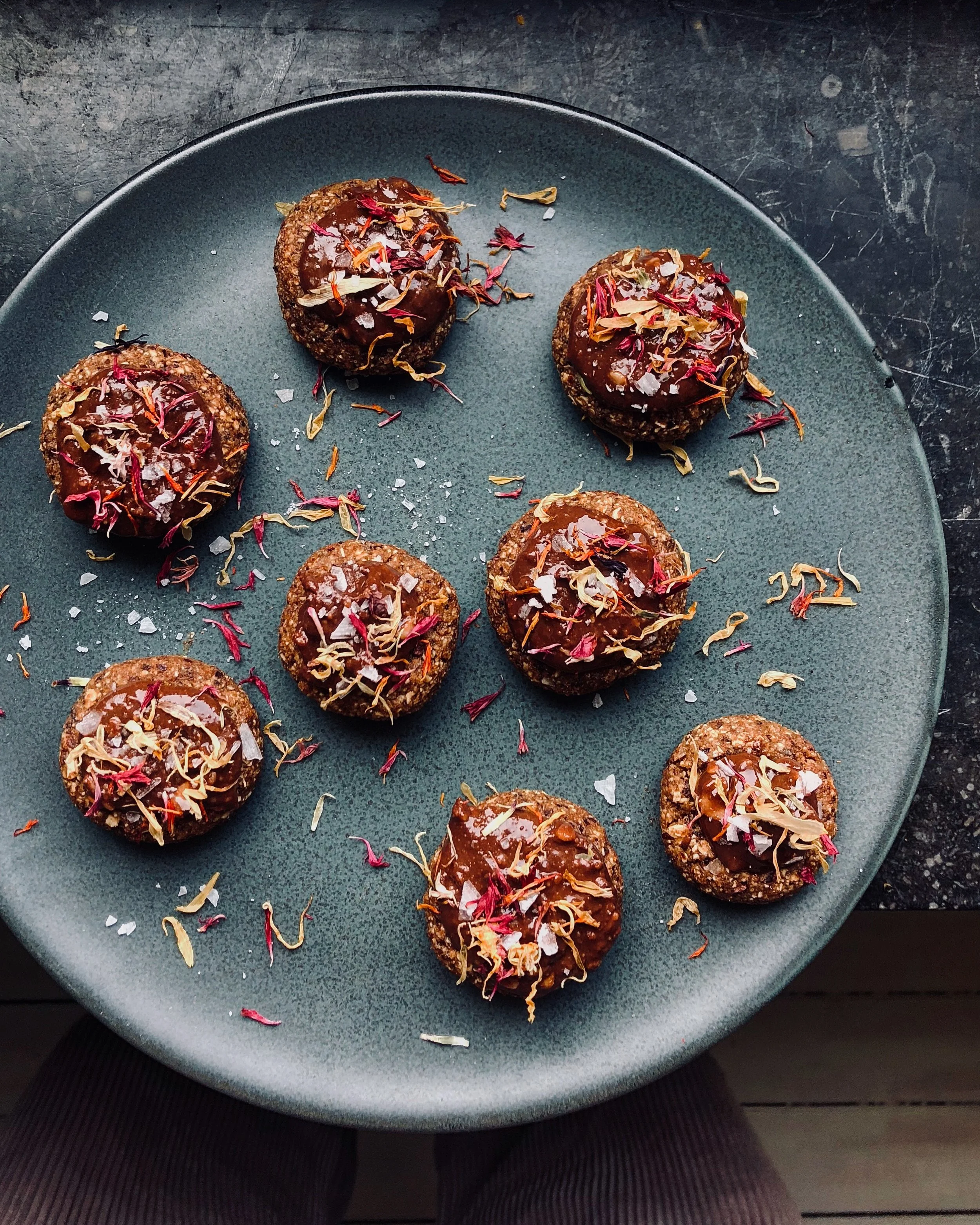 Cinnamon cookies with salty chocolate peanut butter