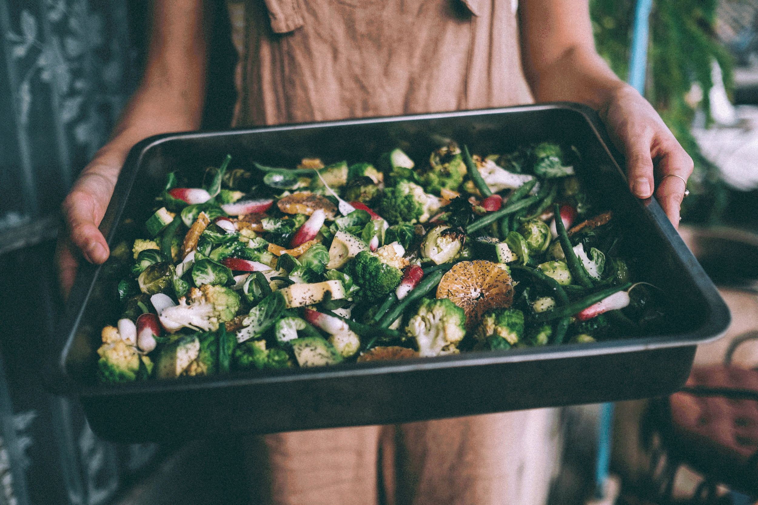 Tray salad with roasted Brussels sprouts, romanesco broccoli, haricot and clementines
