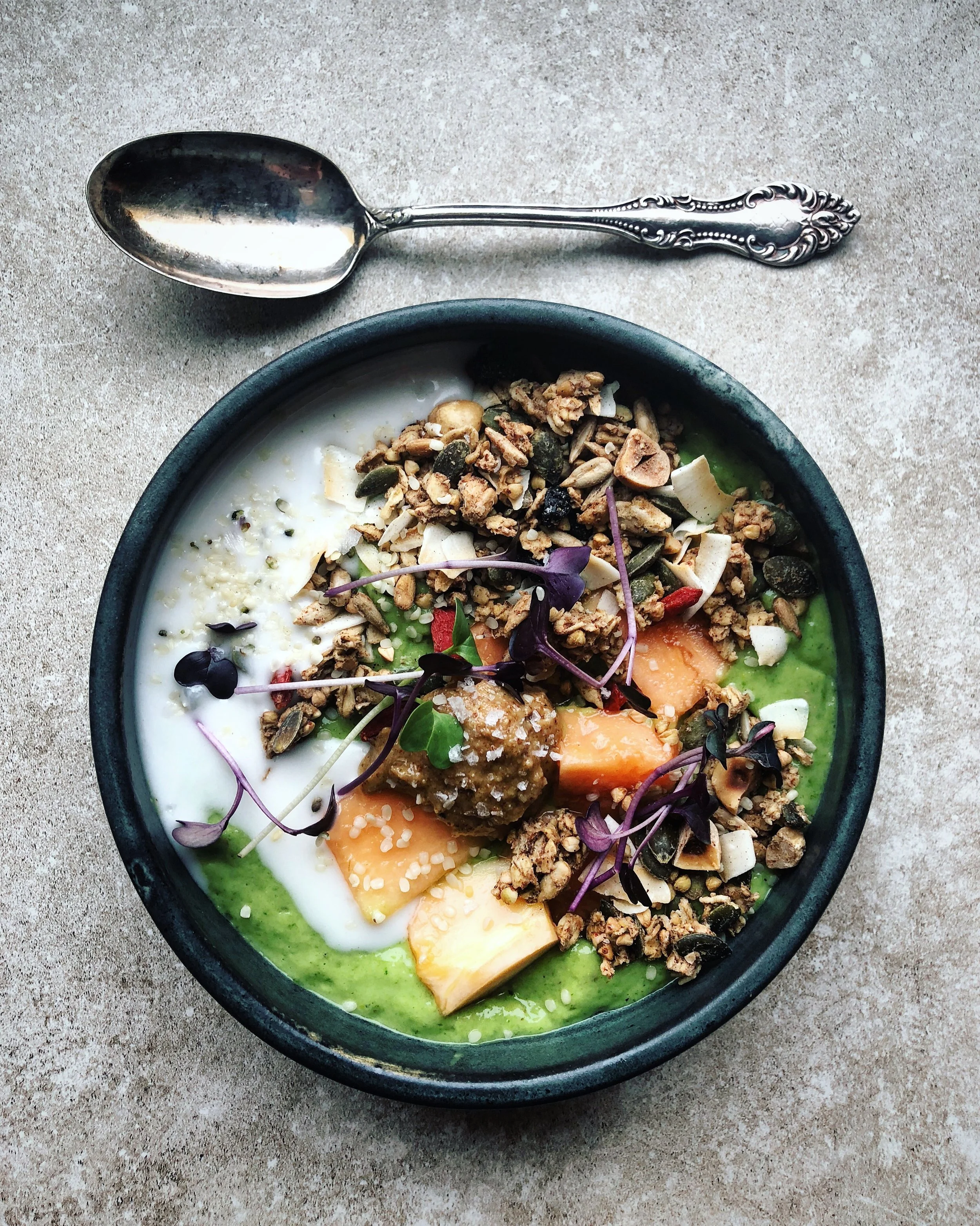Plant-based-by-Thess_Green-smoothie-bowl.JPG