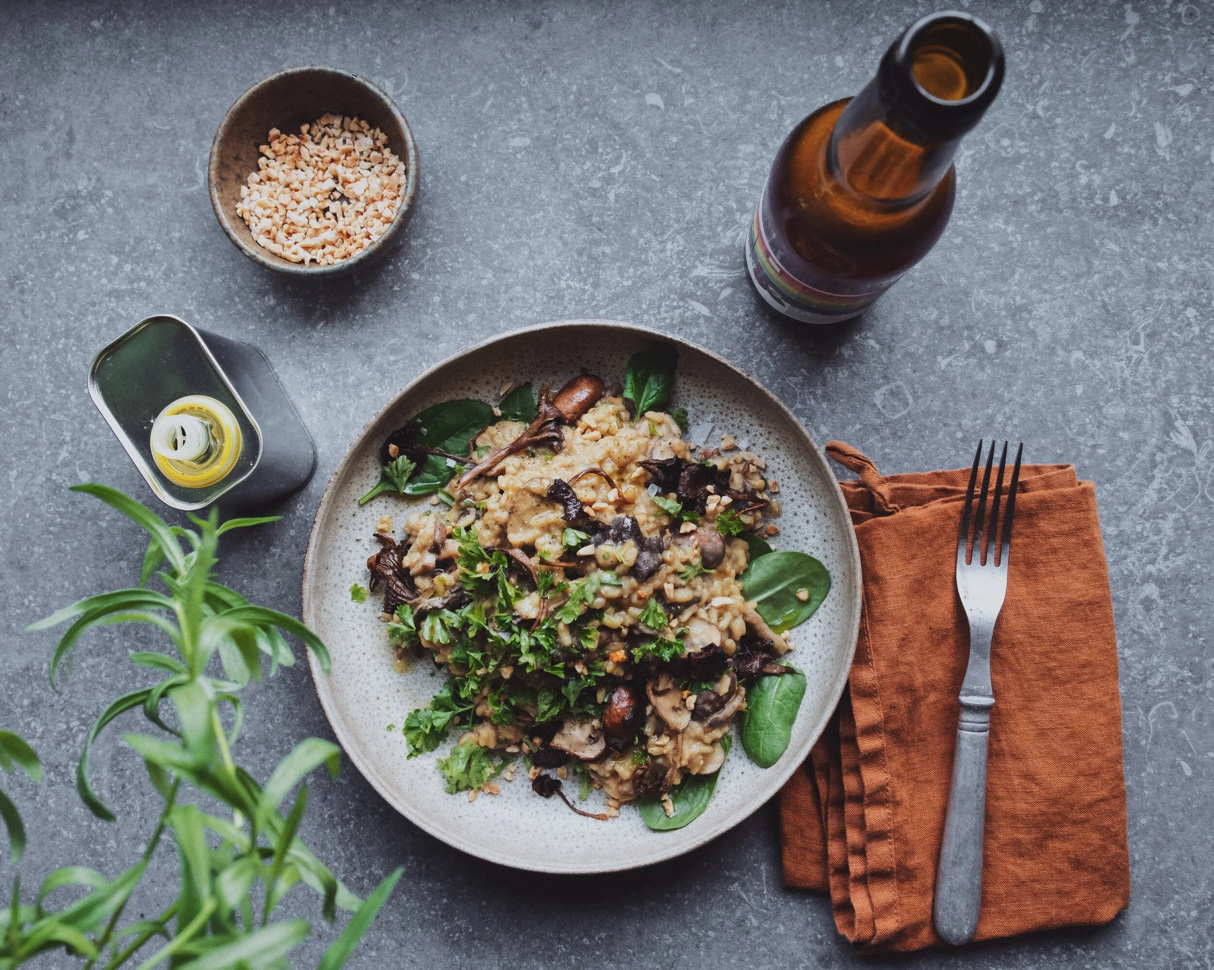 Krämig rårisrisotto med svamp, färska örter och mandel