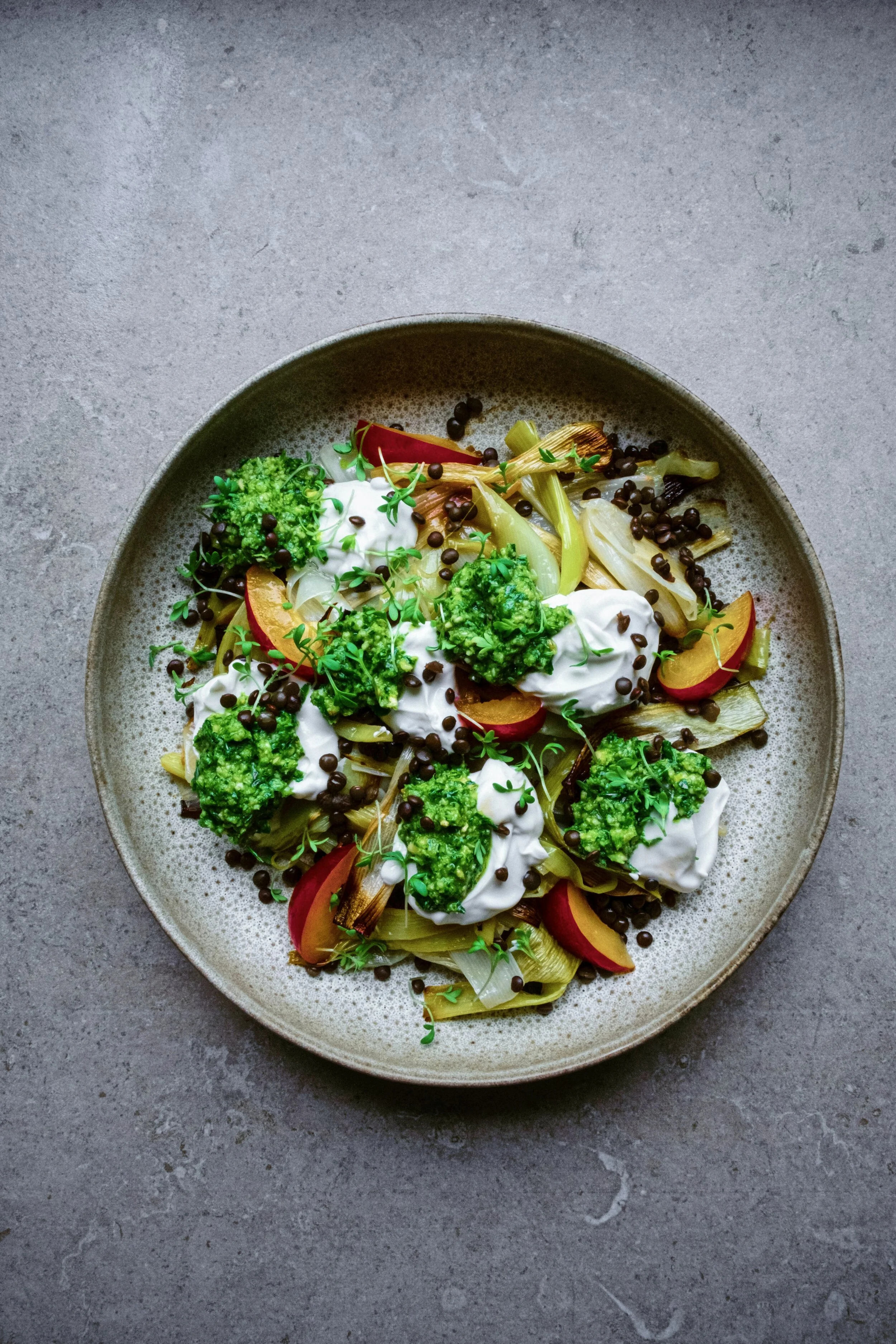 Bakad purjo med linser, plommon och gräslökspesto