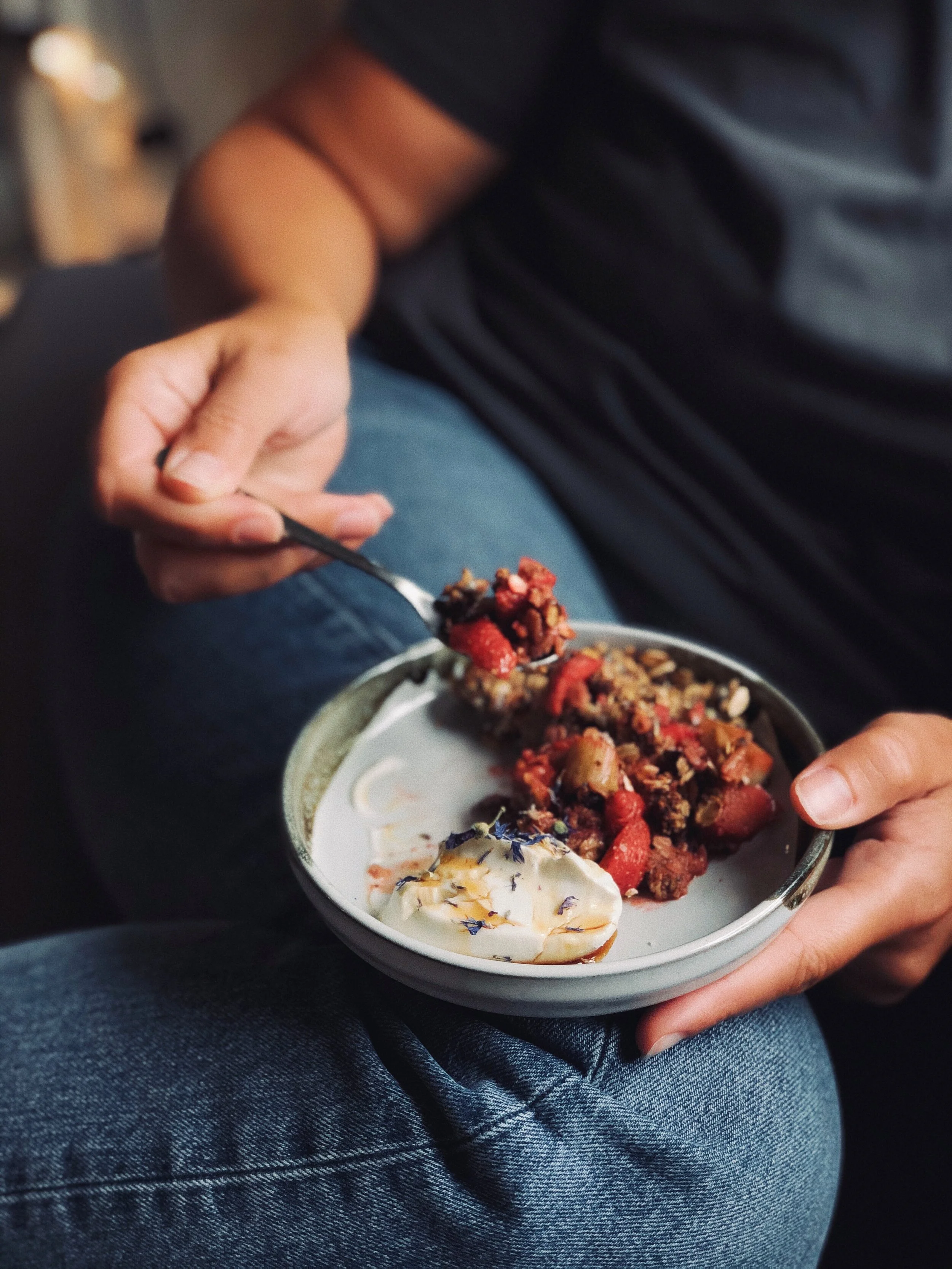 Jordgubbs- och rabarbersmulpaj med yoghurt