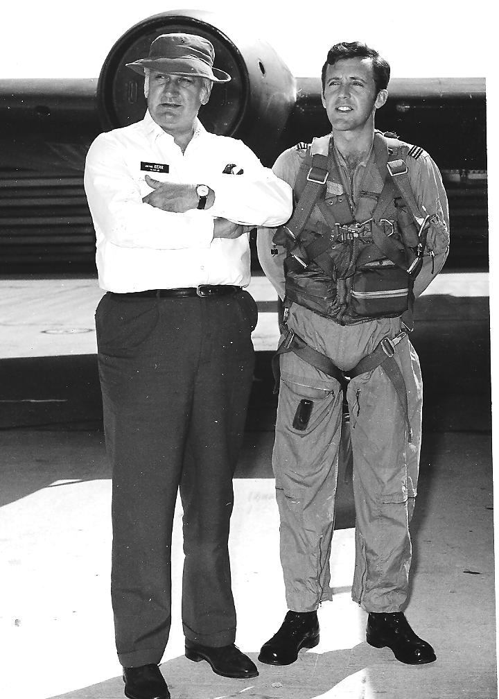 GG Justice John Kerr & Me, Vietnam 1971.jpg