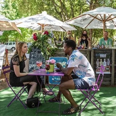 A holly, jolly festive season at our Franschhoek Village Market! 🎄🎁