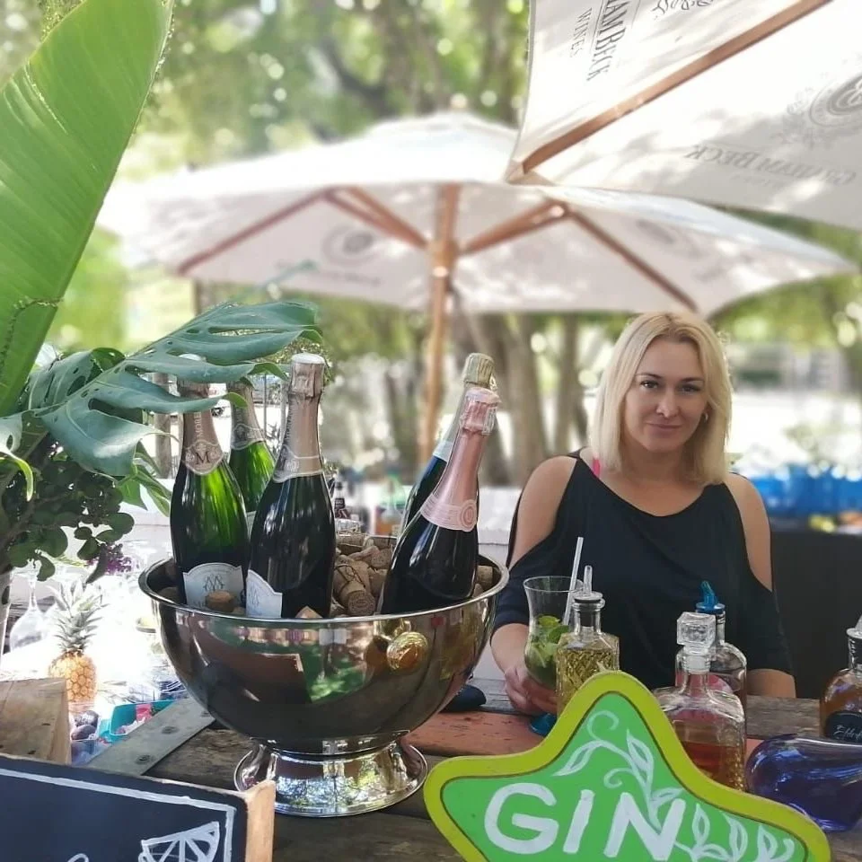 Elina van Tonder - Gin bar