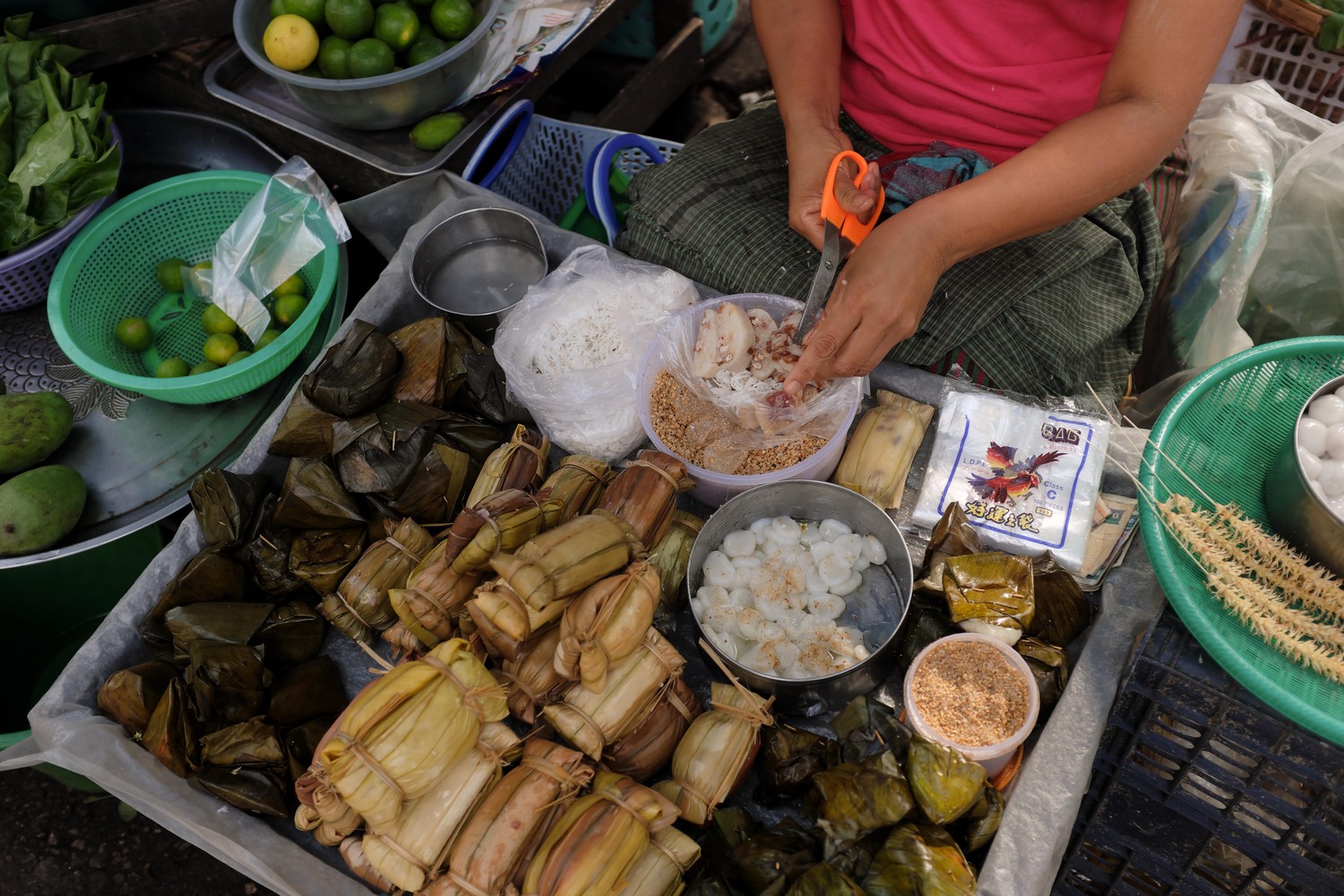 Yangon street food breakfast tour: Sticky Rice Snacks