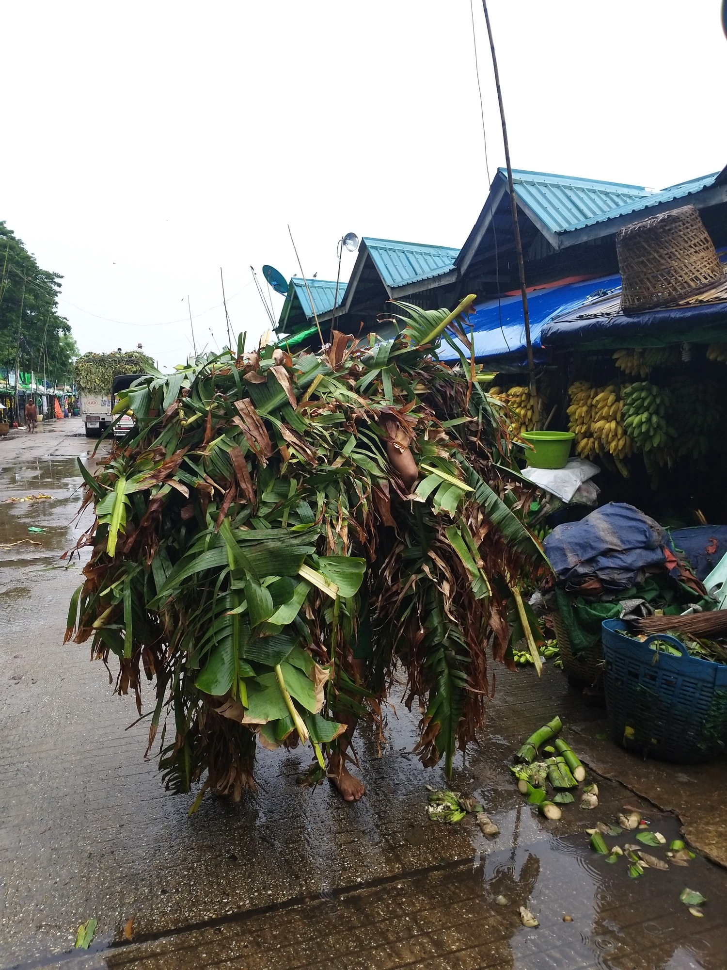 Tidying up at the banana market