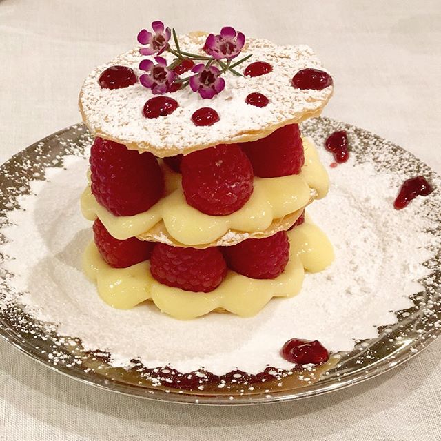 Lemon Raspberry Cloud🍋☁️😋Phyllo dough disks, topped with lemon cr&egrave;me p&acirc;tissi&egrave;re, and fresh raspberries, with a final touch of raspberry jam. Light summer dessert..☀️#afrenchbite