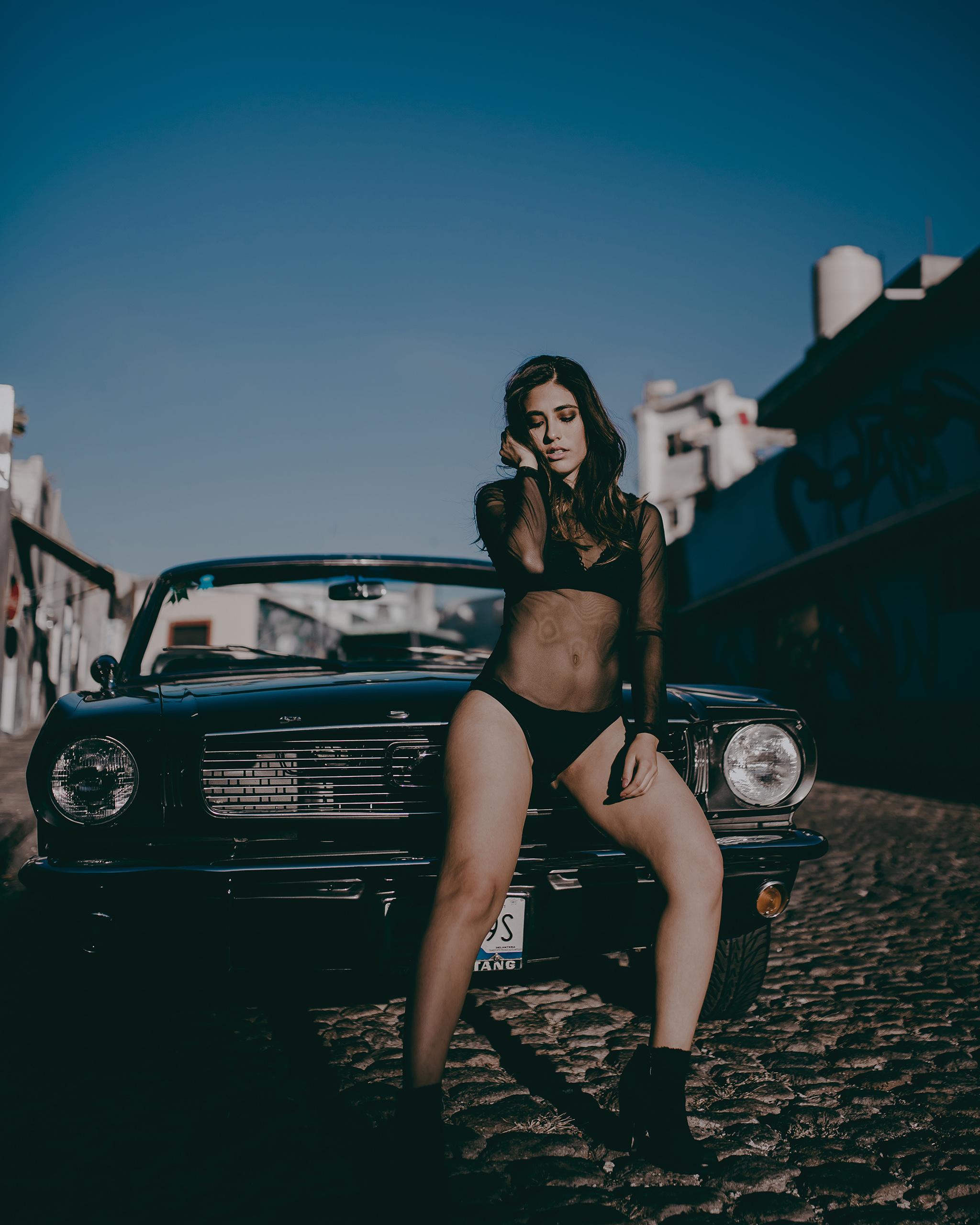 Un Mustang y sus hermosas acompañantes